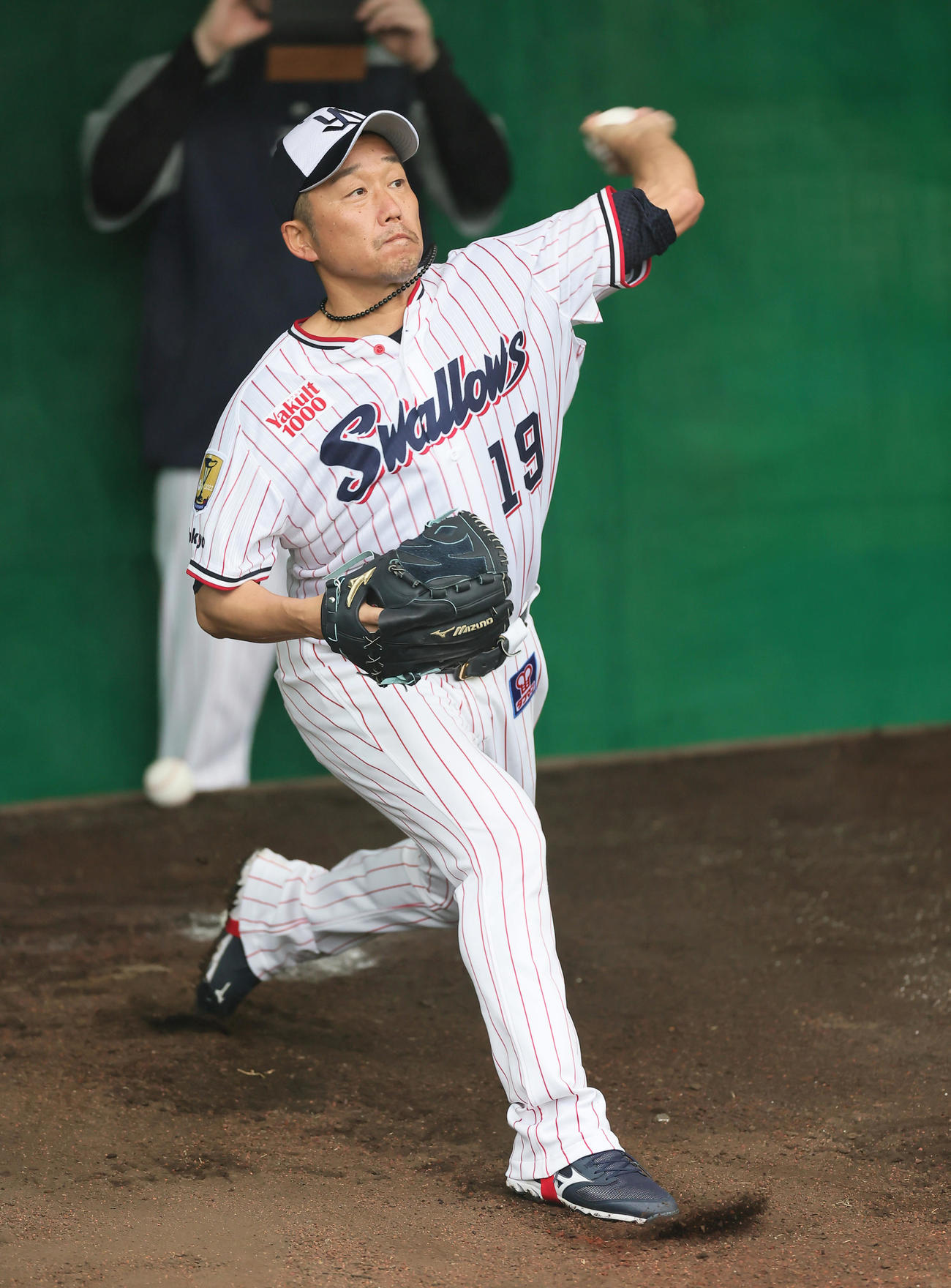 ブルペン投球するヤクルト石川（撮影・足立雅史）