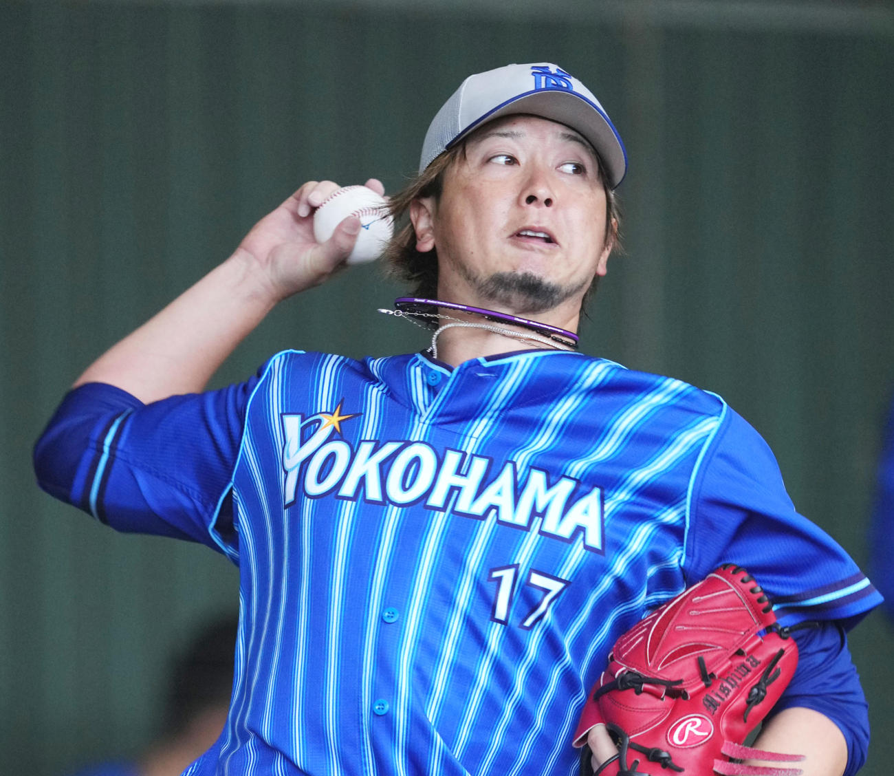 ブルペンで投球練習をするDeNA三嶋（撮影・横山健太）
