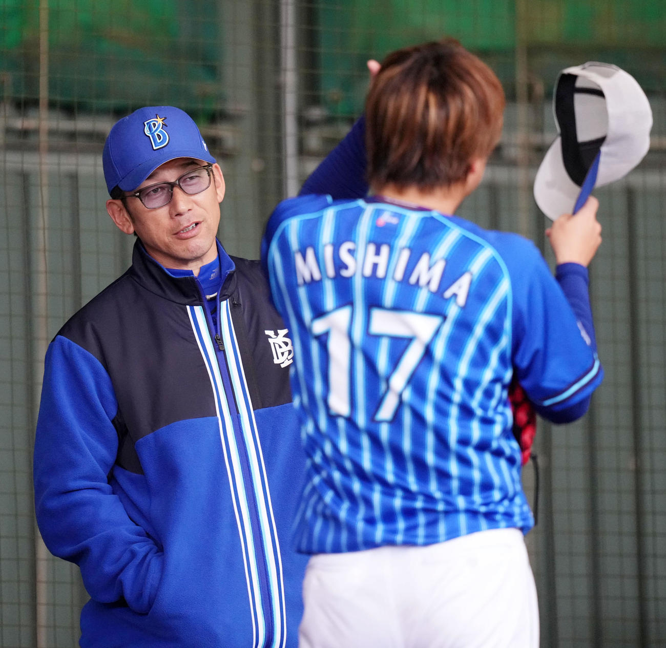 ブルペンでDeNA三嶋（右）と言葉を交わす三浦監督（撮影・横山健太）