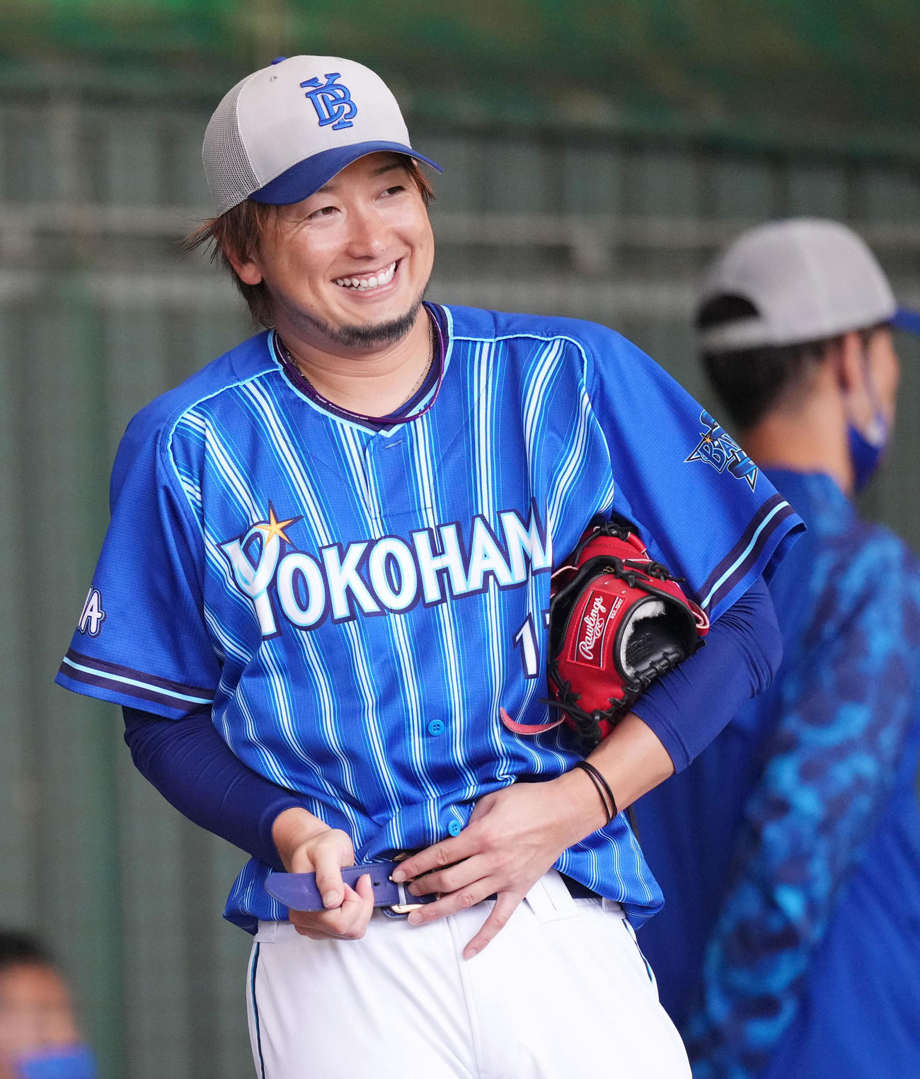 ブルペンで笑顔を見せるDeNA三嶋（撮影・横山健太）