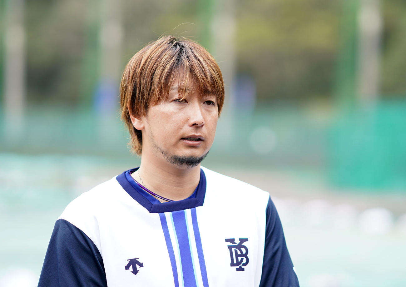 今シーズンへの意気込みを語るDeNA三嶋（撮影・横山健太）