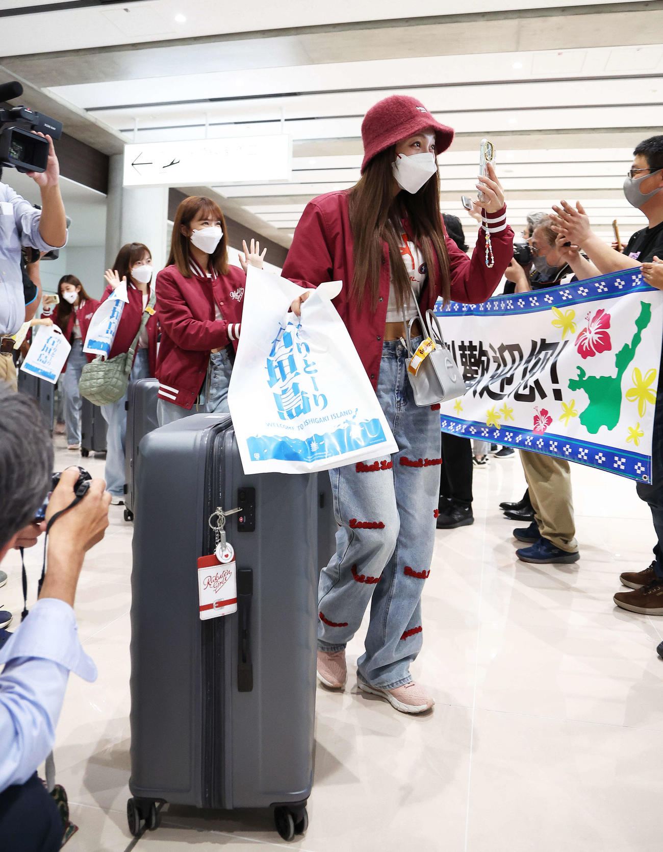 石垣空港に到着する楽天モンキーズのリン・シャン（手前）ら楽天ガールズのチア（撮影・河田真司）