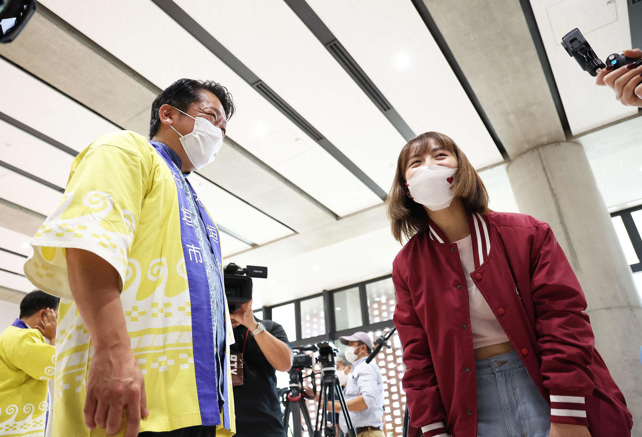 石垣空港に到着し、中山石垣市長（左）にあいさつする楽天モンキーズののチア（撮影・河田真司）