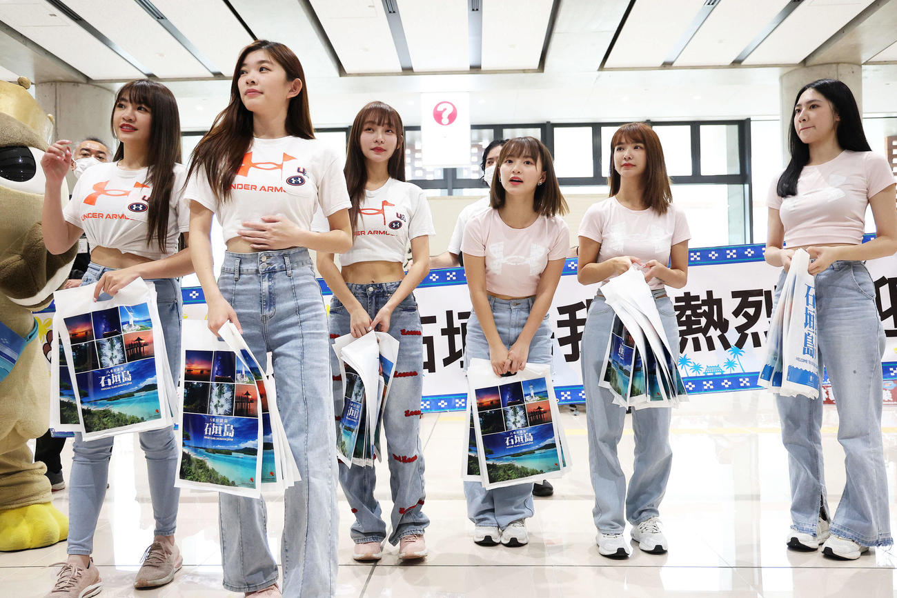 石垣空港に到着する楽天モンキーズのチア（撮影・河田真司）