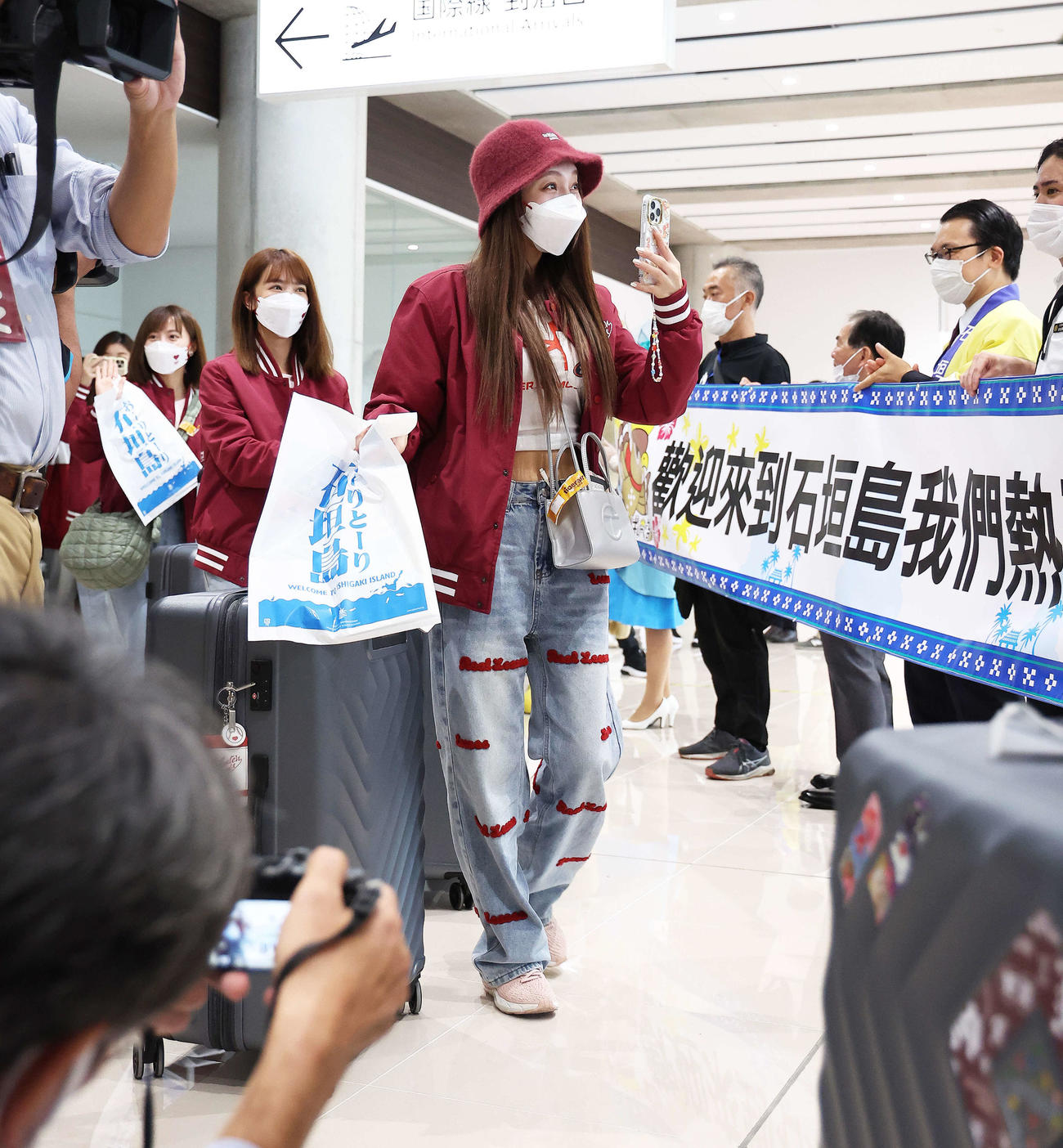 石垣空港に到着する楽天モンキーズのリン・シャン（手前）ら楽天ガールズのチア（撮影・河田真司）