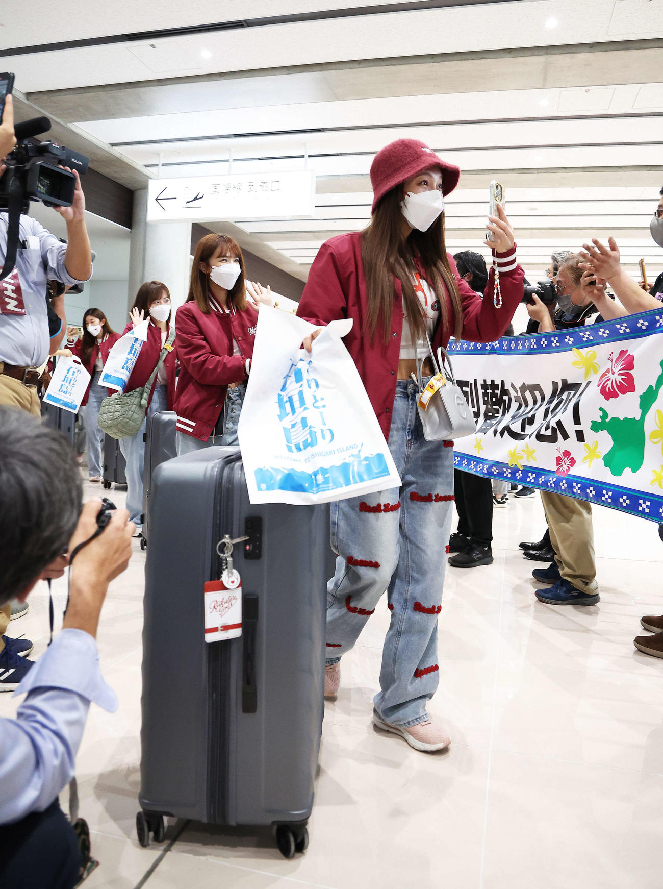 石垣空港に到着する楽天モンキーズのリン・シャン（手前）ら楽天ガールズのチア（撮影・河田真司）