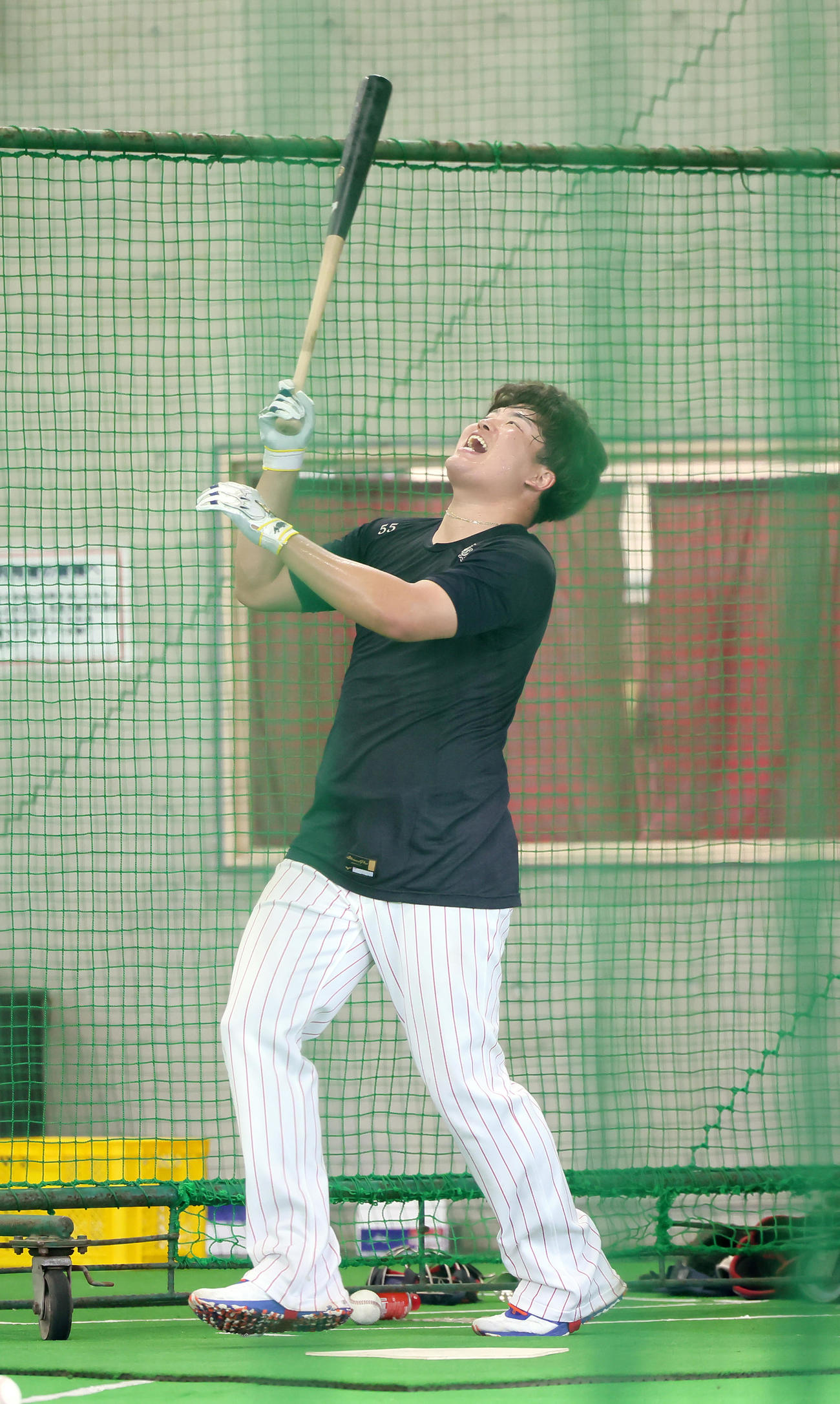 ヤクルト古田臨時コーチを相手に打撃練習を行い笑顔を見せる村上（撮影・足立雅史）