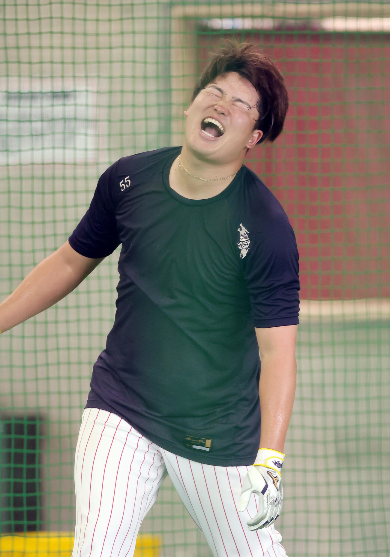 ヤクルト古田臨時コーチを相手に打撃練習を行い笑顔を見せる村上（撮影・足立雅史）