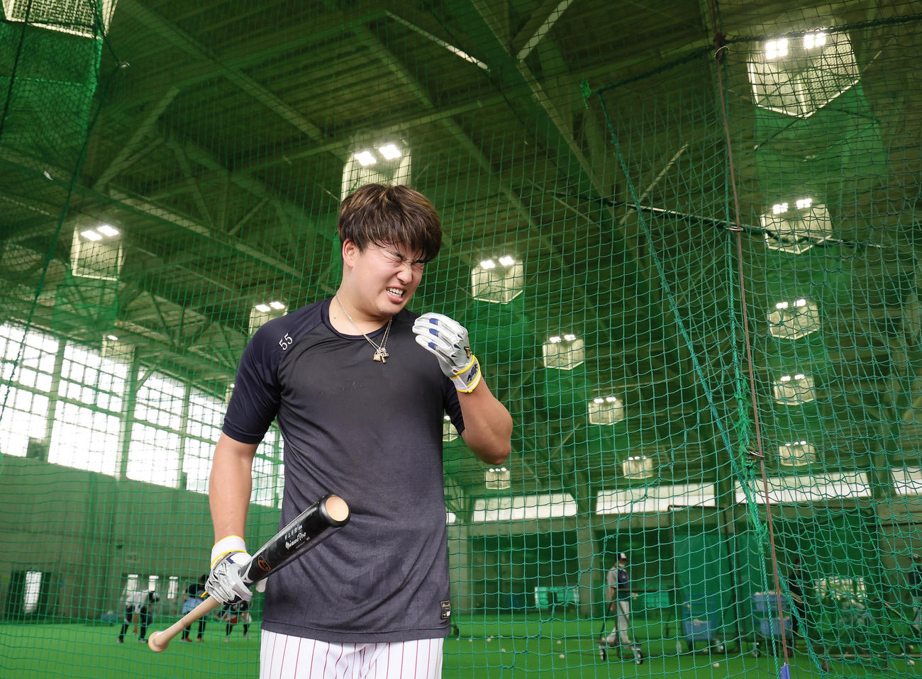 ヤクルト古田臨時コーチを相手に打撃練習を行いやりきった表情で引き揚げる村上（撮影・足立雅史）