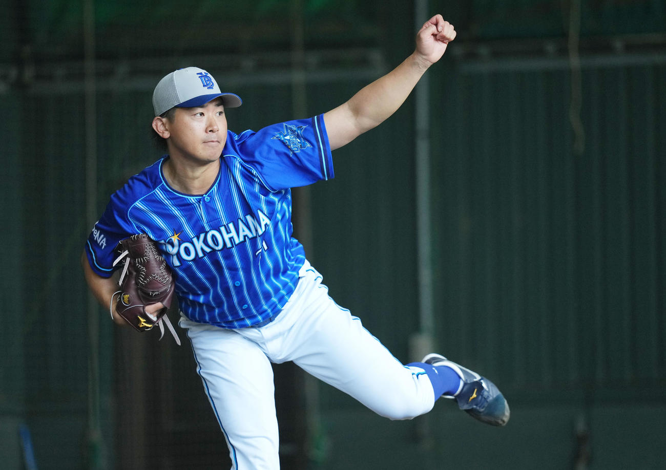WBC公式球を使いブルペンで投球練習をするDeNA今永（撮影・横山健太）