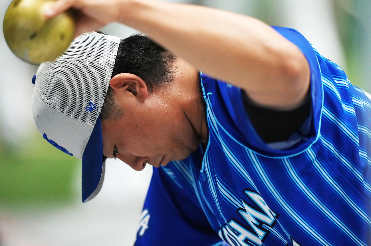 重いボールを使いトレーニングをするDeNA今永（撮影・横山健太）