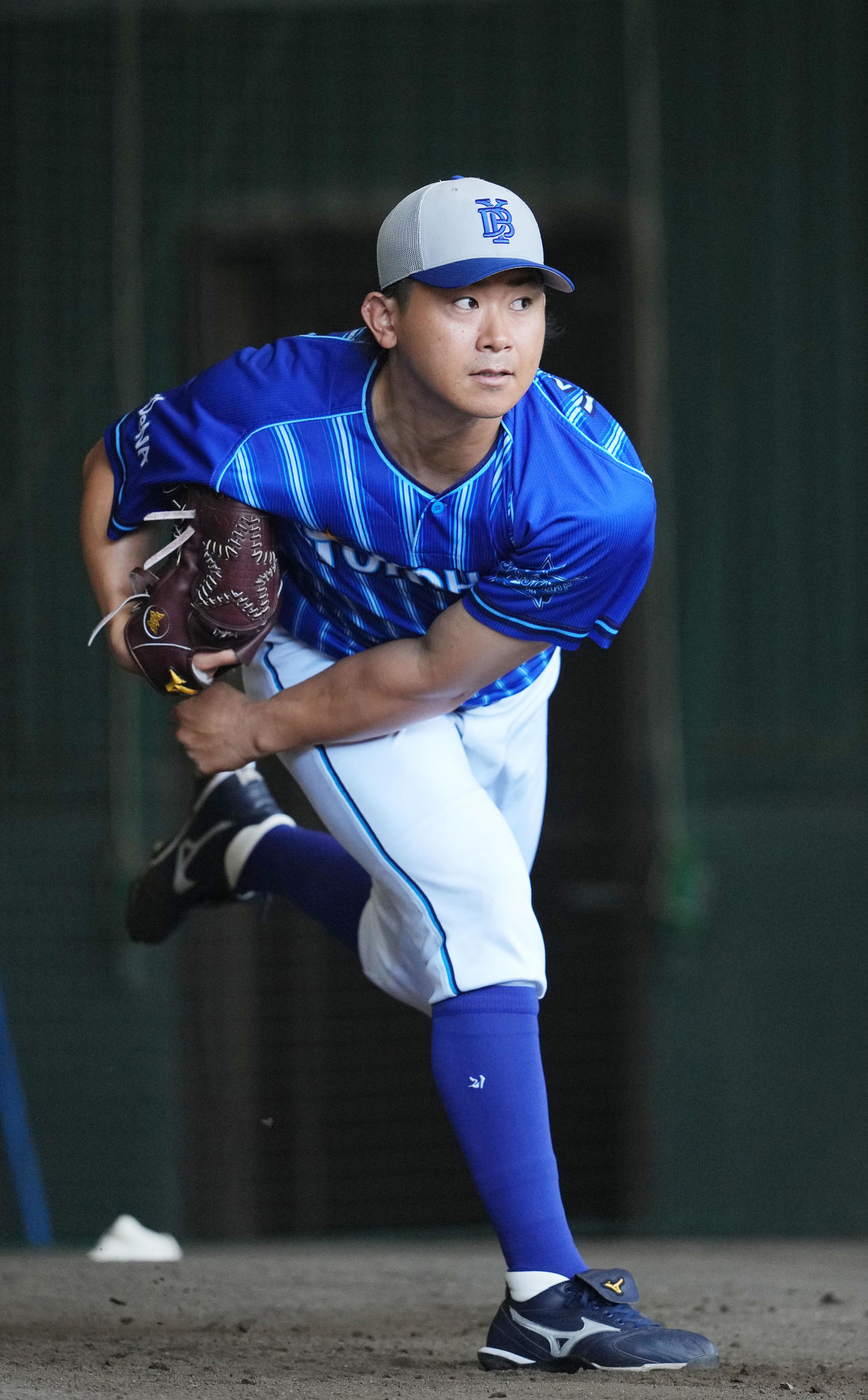 ブルペンで投球練習をするDeNA今永（撮影・横山健太）