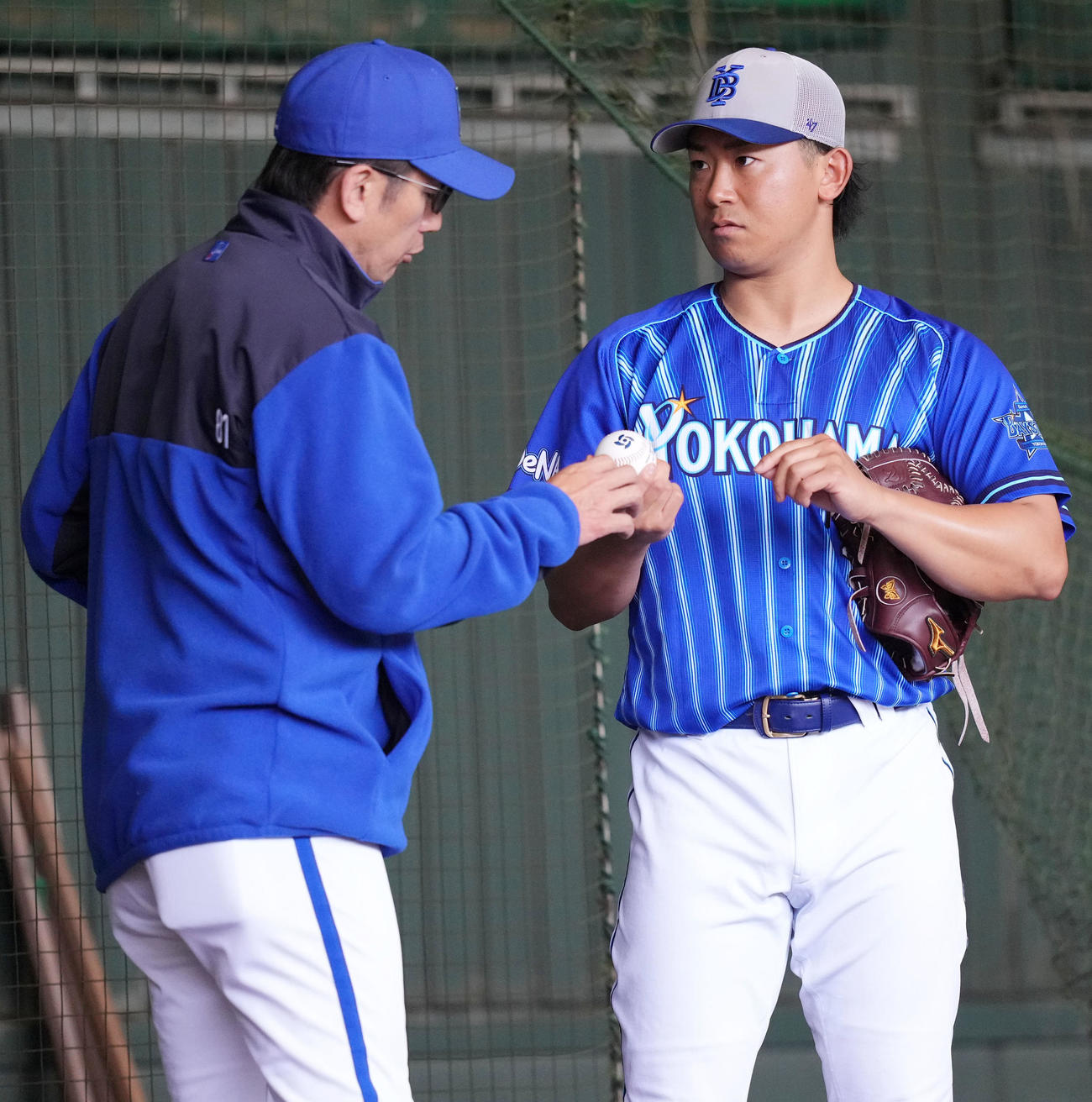 WBC公式球を手に言葉を交わすDeNA今永（右）と三浦監督（撮影・横山健太）