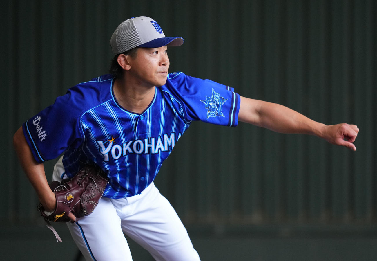 WBC公式球を使いブルペンで投球練習をするDeNA今永（撮影・横山健太）