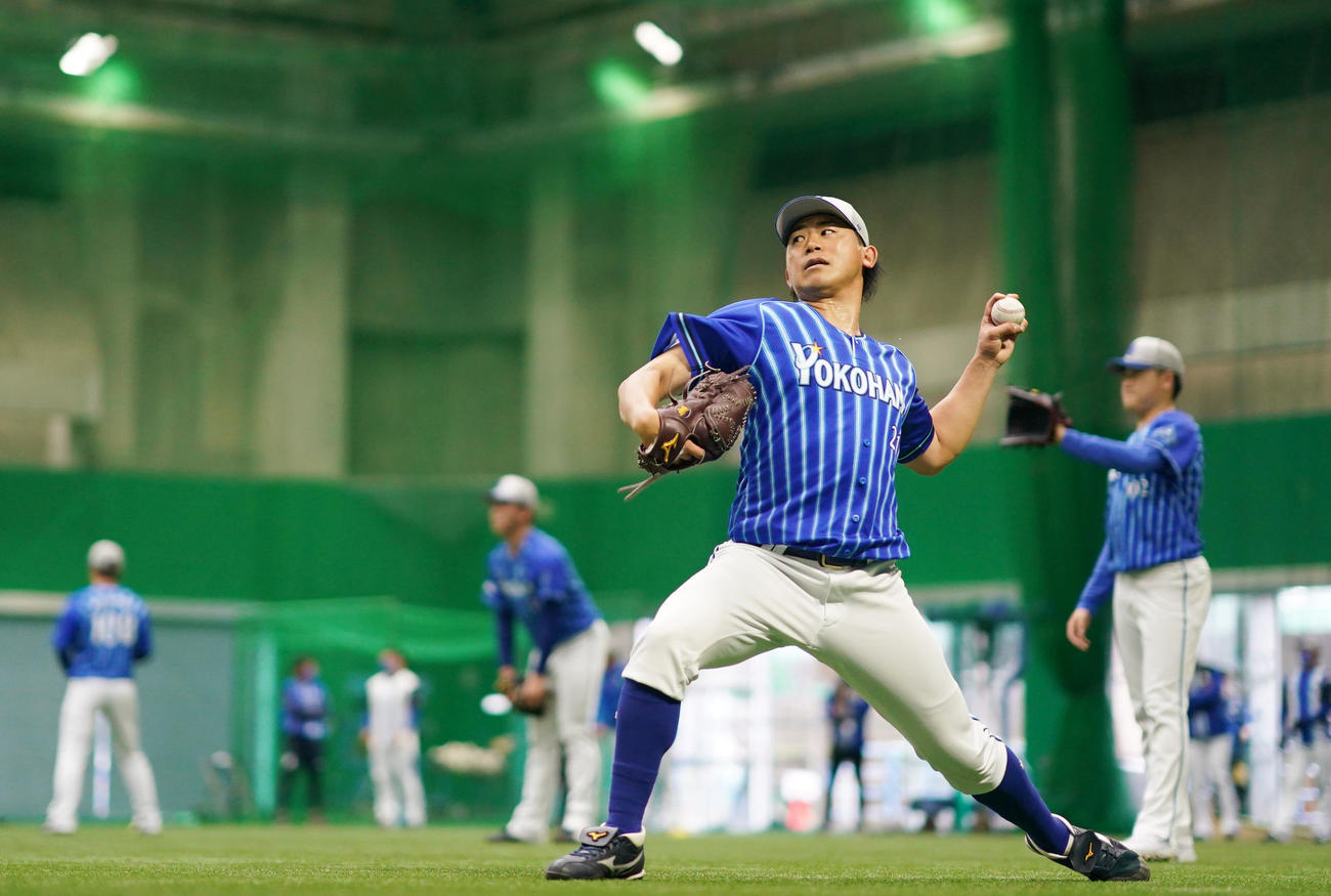 WBC公式球を使いキャッチボールをするDeNA今永（撮影・横山健太）