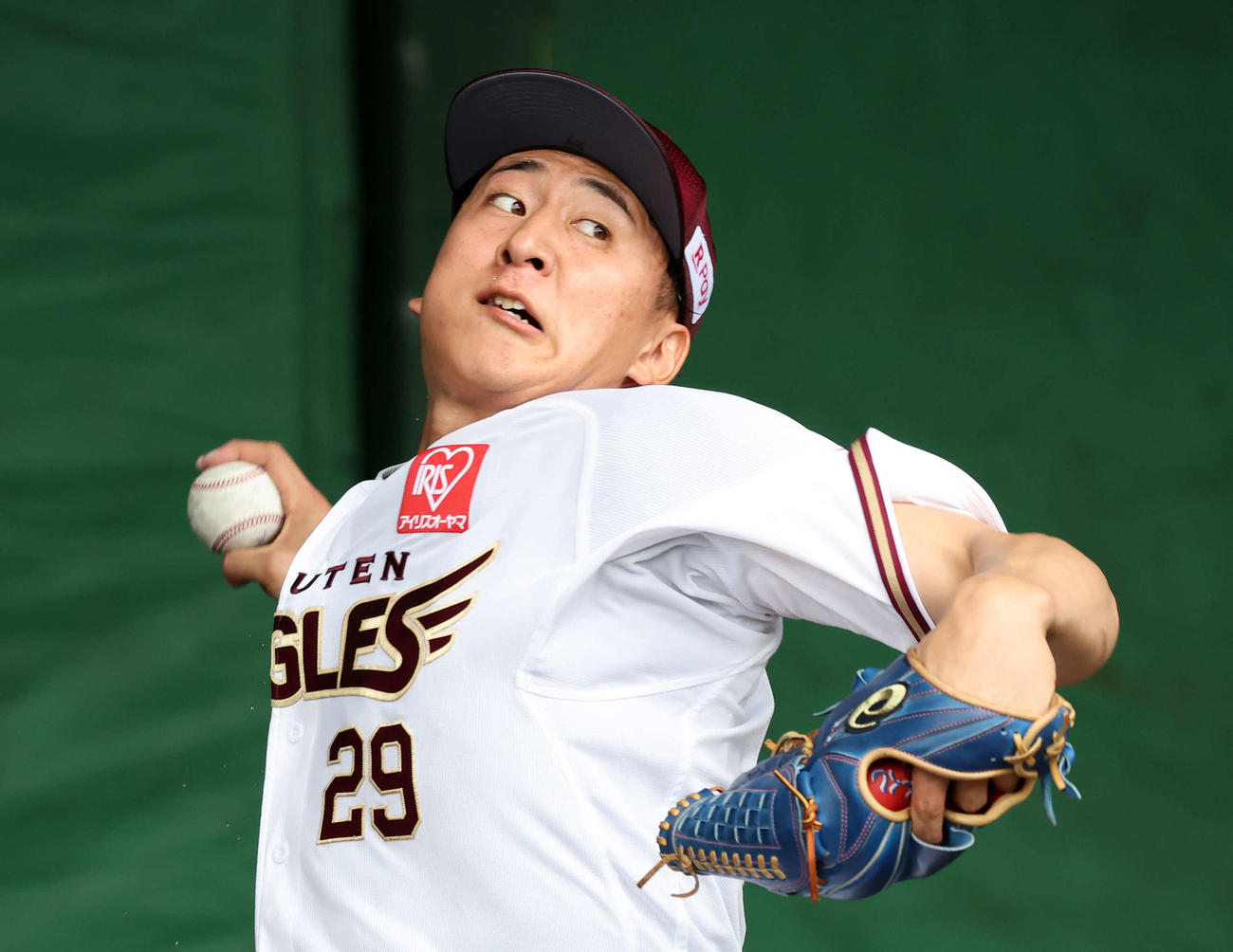 ブルペン投球する楽天高田孝（撮影・鈴木正人）