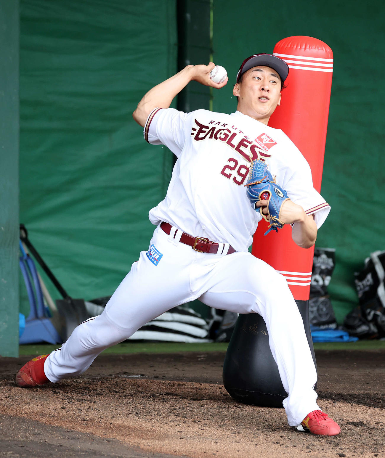障害物を背にブルペン投球する高田孝