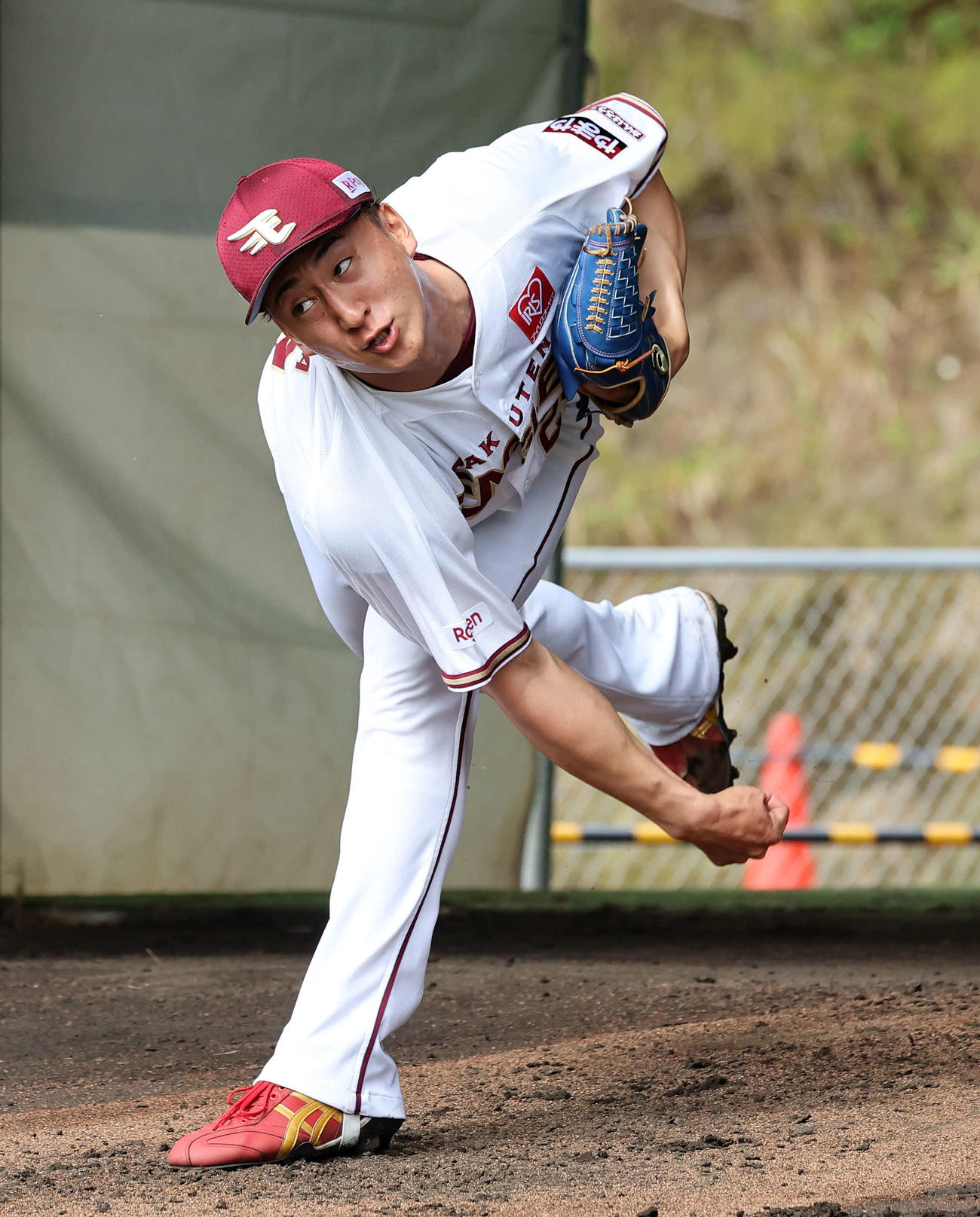 ブルペン投球する楽天高田孝（撮影・鈴木正人）