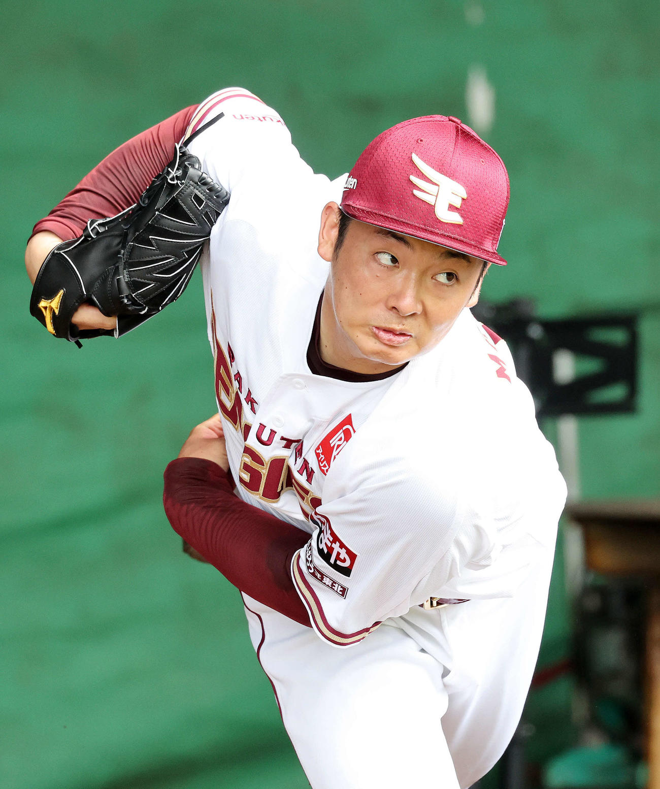 ブルペン投球する楽天松井裕（撮影・鈴木正人）