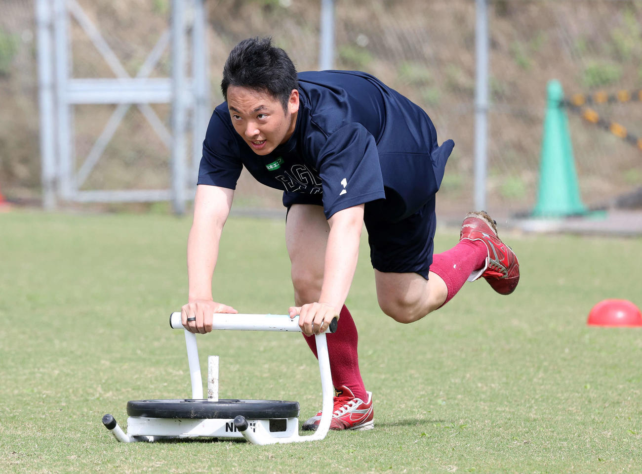 ウェイトを乗せたソリを押す楽天松井裕（撮影・鈴木正人）
