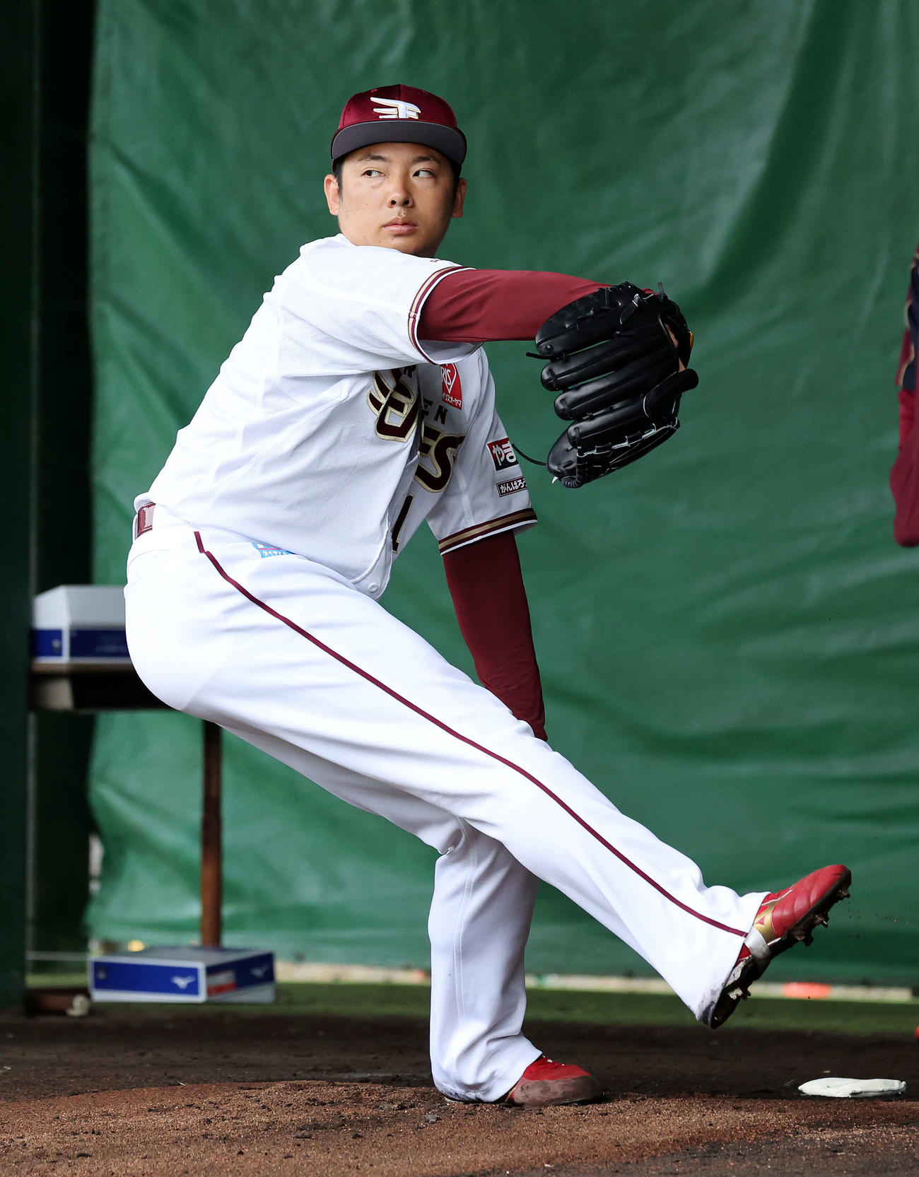 ブルペン投球する楽天松井裕（撮影・鈴木正人）