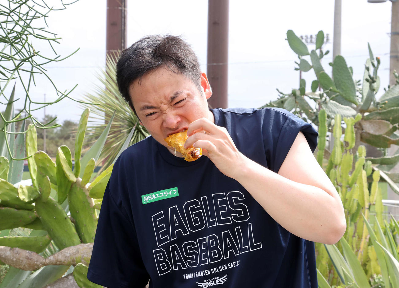 タコスを食べる楽天松井裕（撮影・鈴木正人）