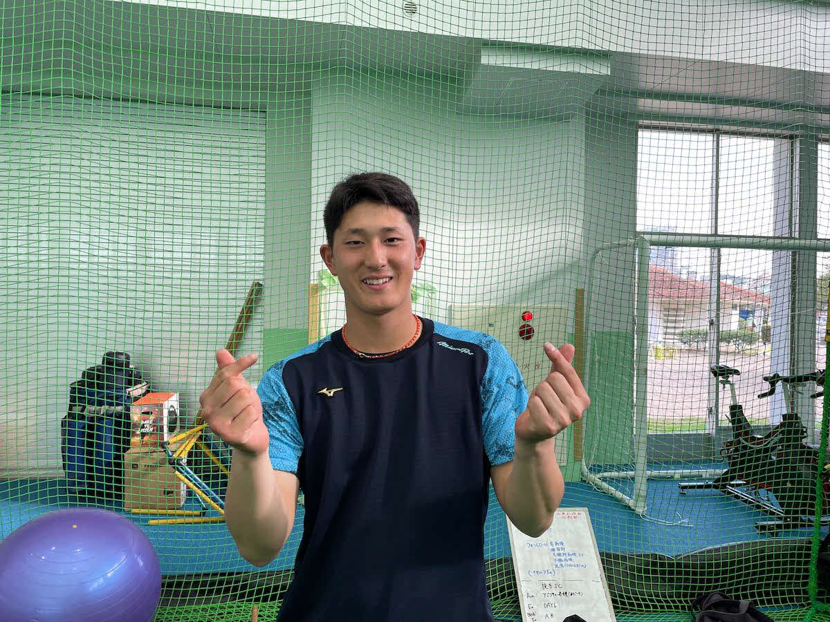 笑顔でポーズを決めるDeNA松尾（球団提供）