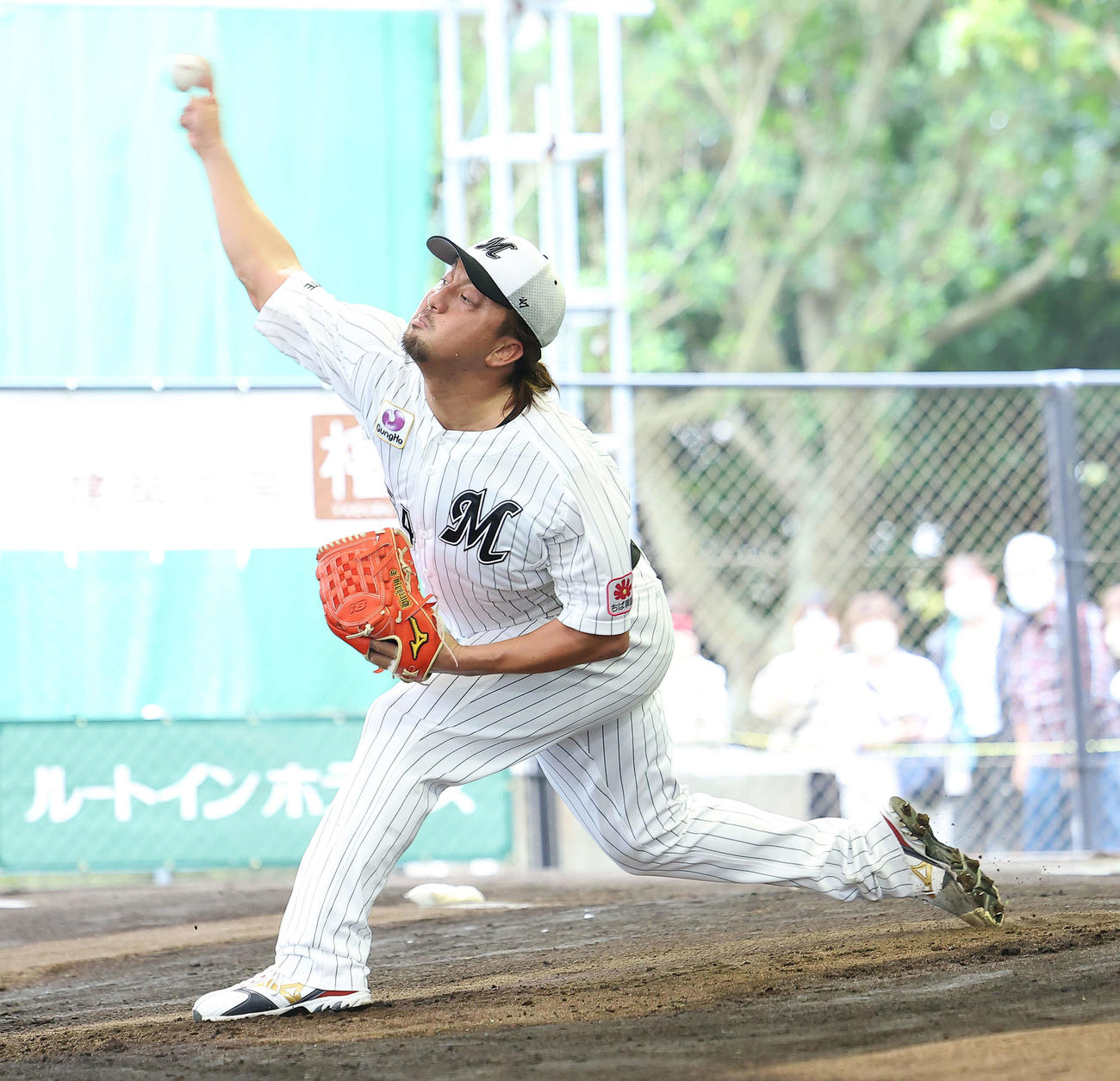 ブルペン投球するロッテ沢村（撮影・河田真司）