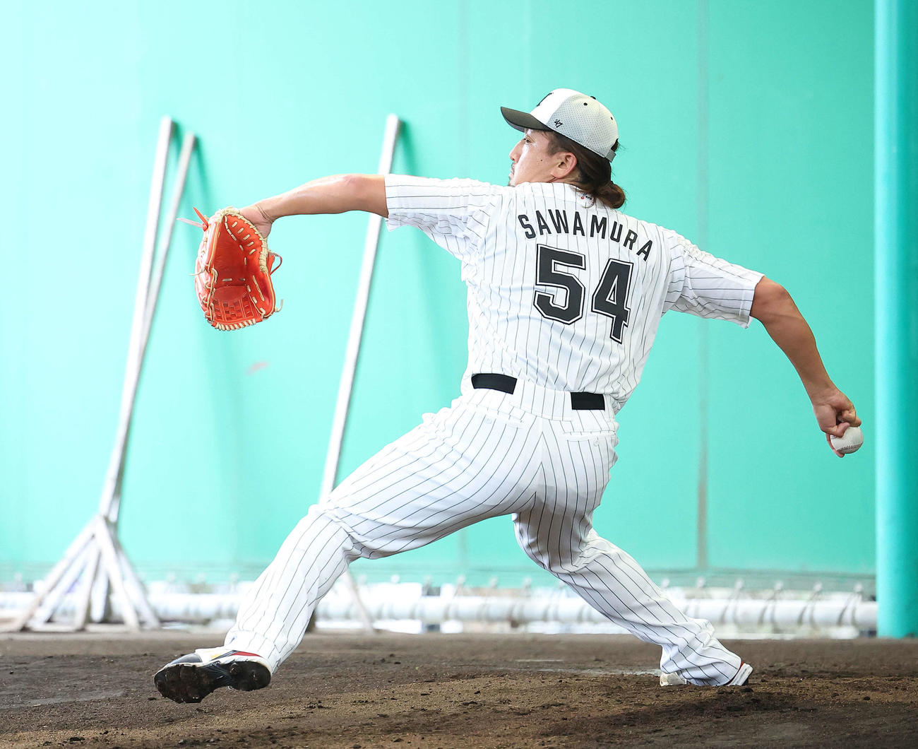 ブルペン投球するロッテ沢村（撮影・河田真司）