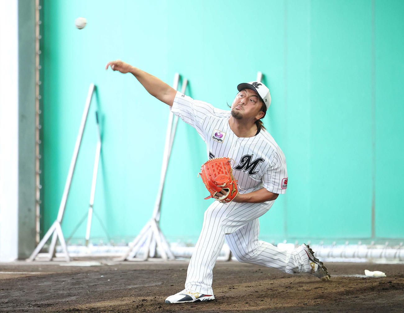 ブルペン投球するロッテ沢村（撮影・河田真司）