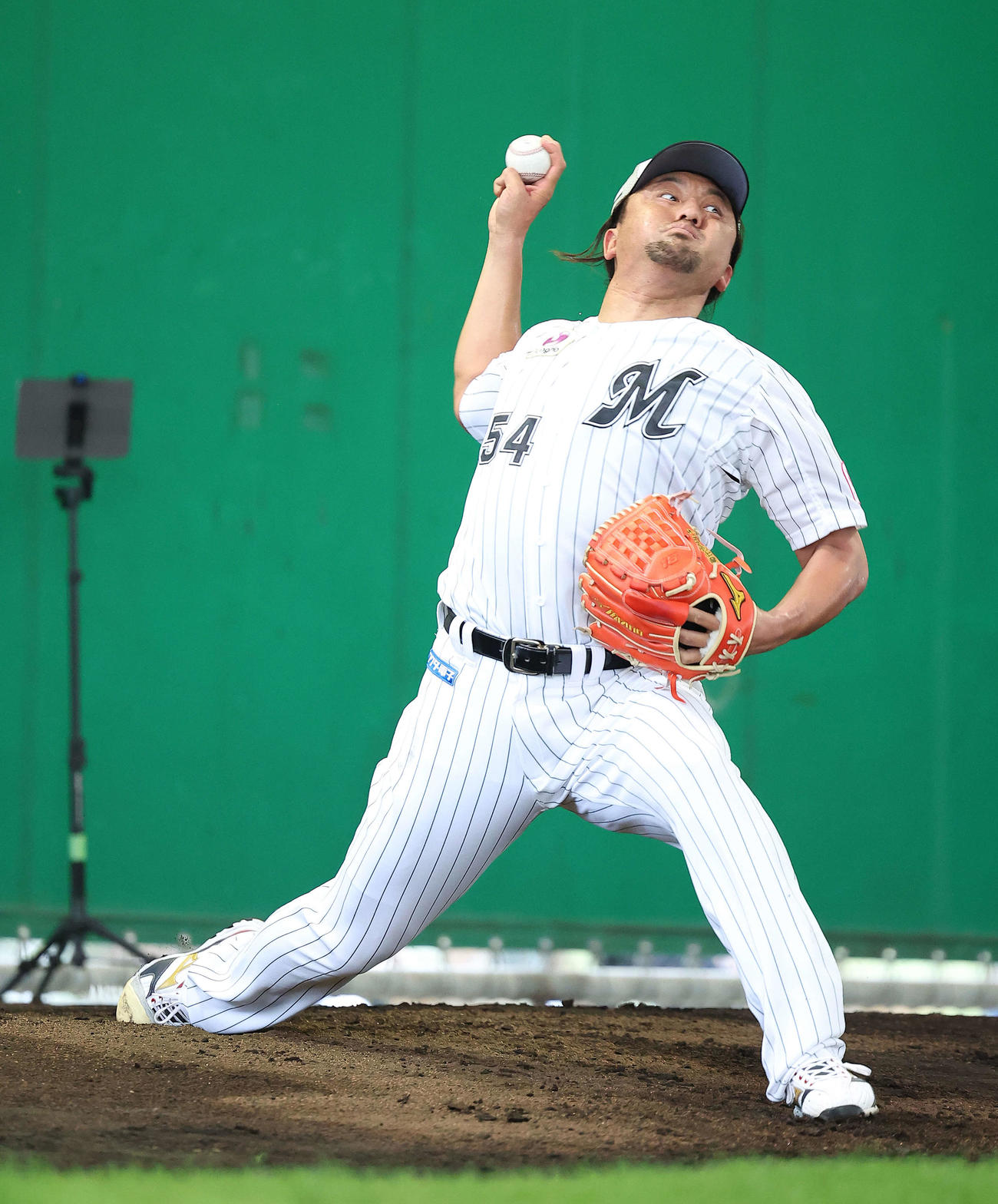 ブルペン投球するロッテ沢村（撮影・河田真司）