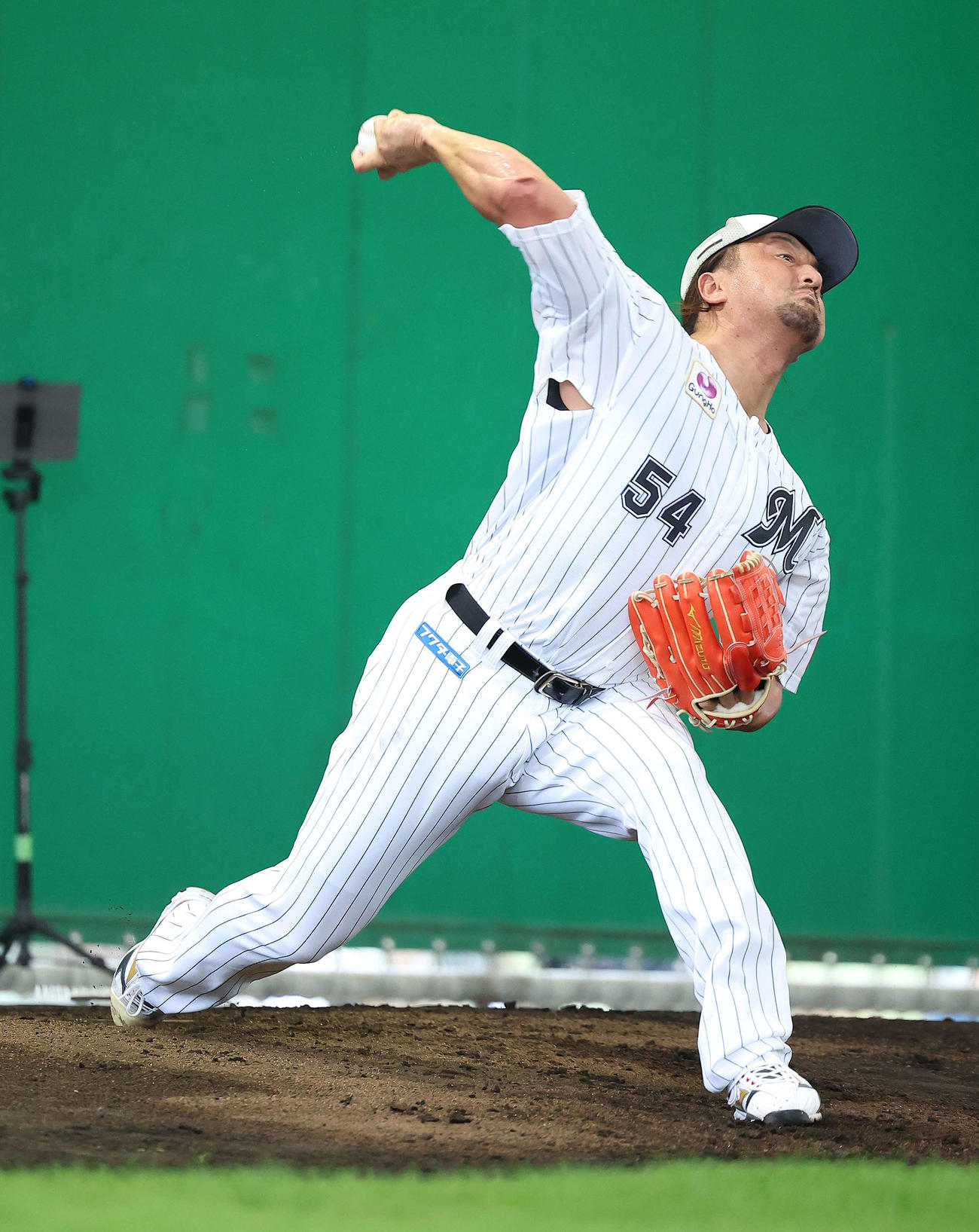 ブルペン投球するロッテ沢村（撮影・河田真司）