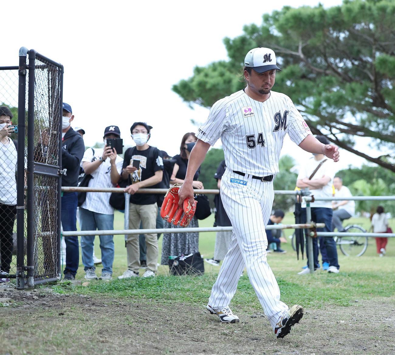 ブルペン投球を終え移動するロッテ沢村（撮影・河田真司）