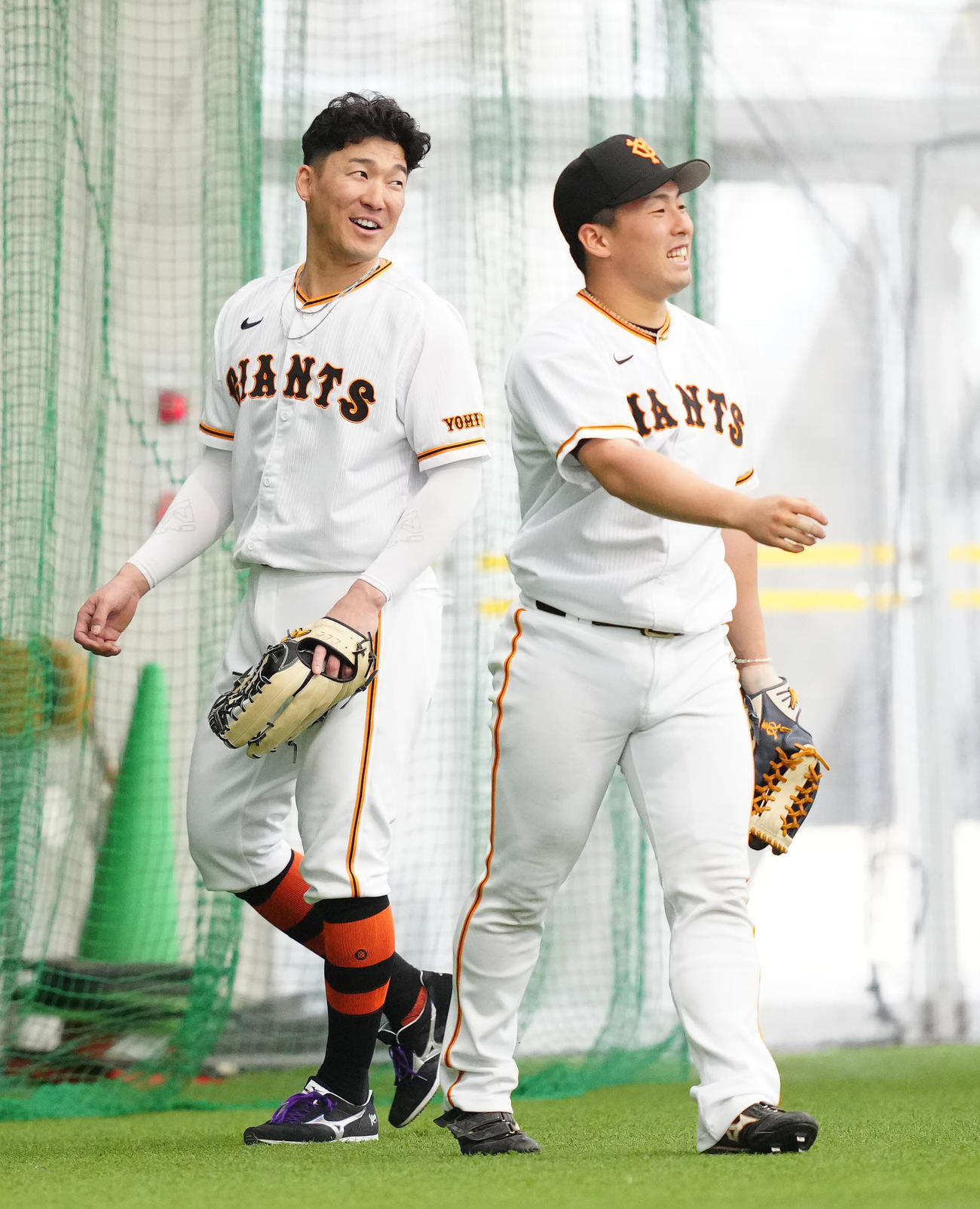 練習中、笑顔を見せる巨人梶谷（左）。右は浅野（撮影・江口和貴）