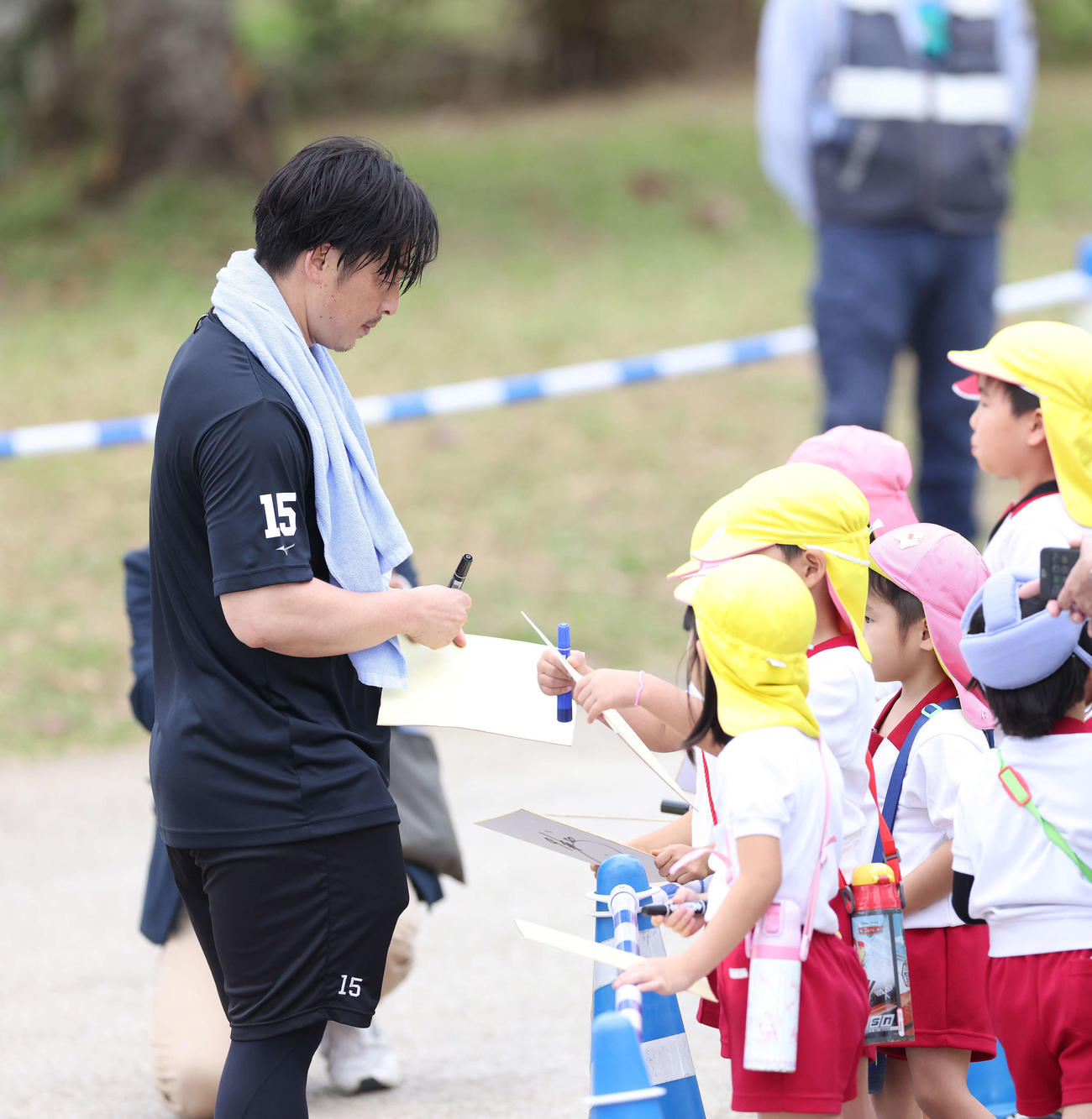 ファンサービスで子どもたちにサインする美馬（撮影・河田真司）