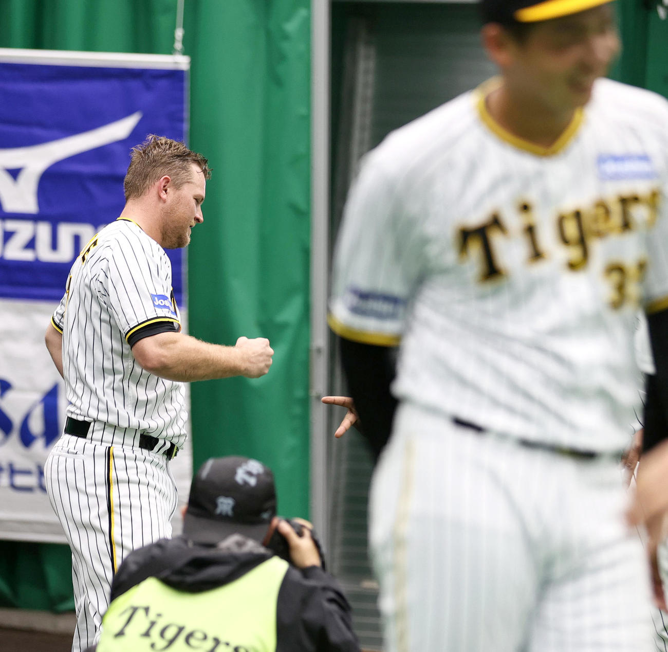 体幹トレーニングラストの男気じゃんけんで勝つ阪神ノイジー（撮影・上山淳一）