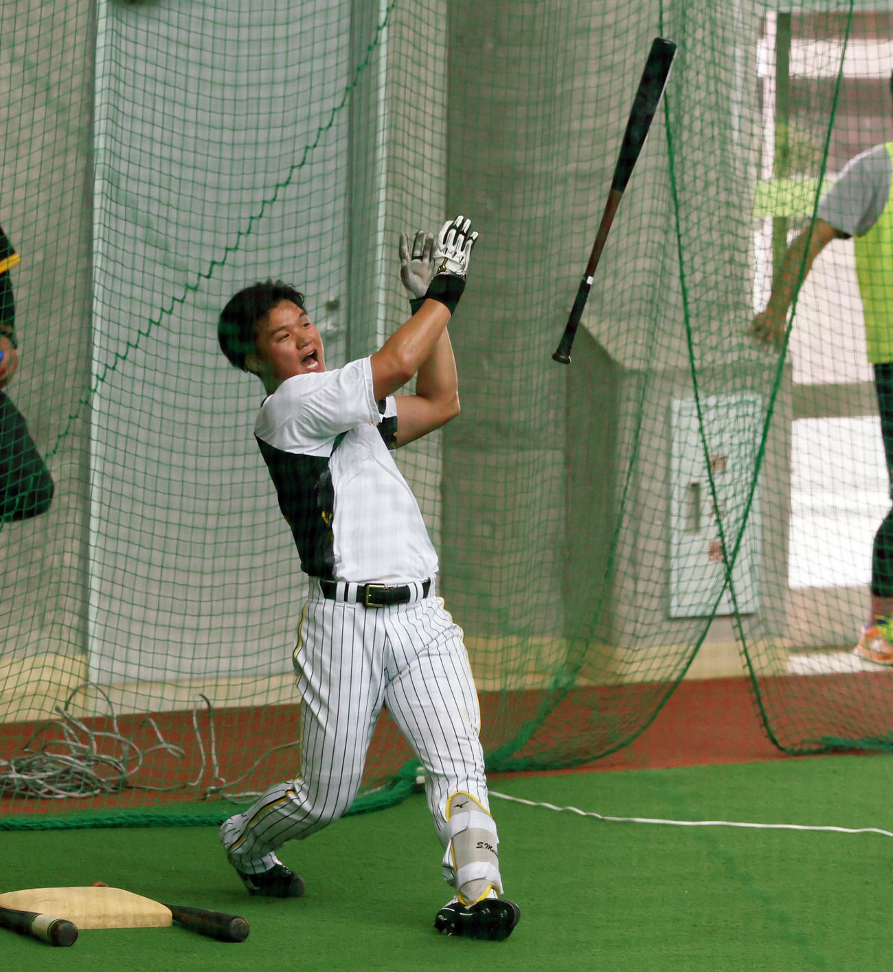 ロングティー打撃で豪快に振り切る森下（撮影・加藤哉）