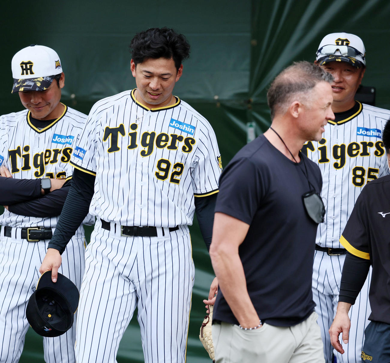 ウィリアムス駐米スカウト（右）とブルペンで話した渡辺雄（撮影・加藤哉）