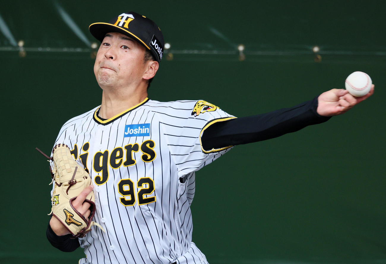 ブルペンで投球練習する渡辺雄（撮影・加藤哉）