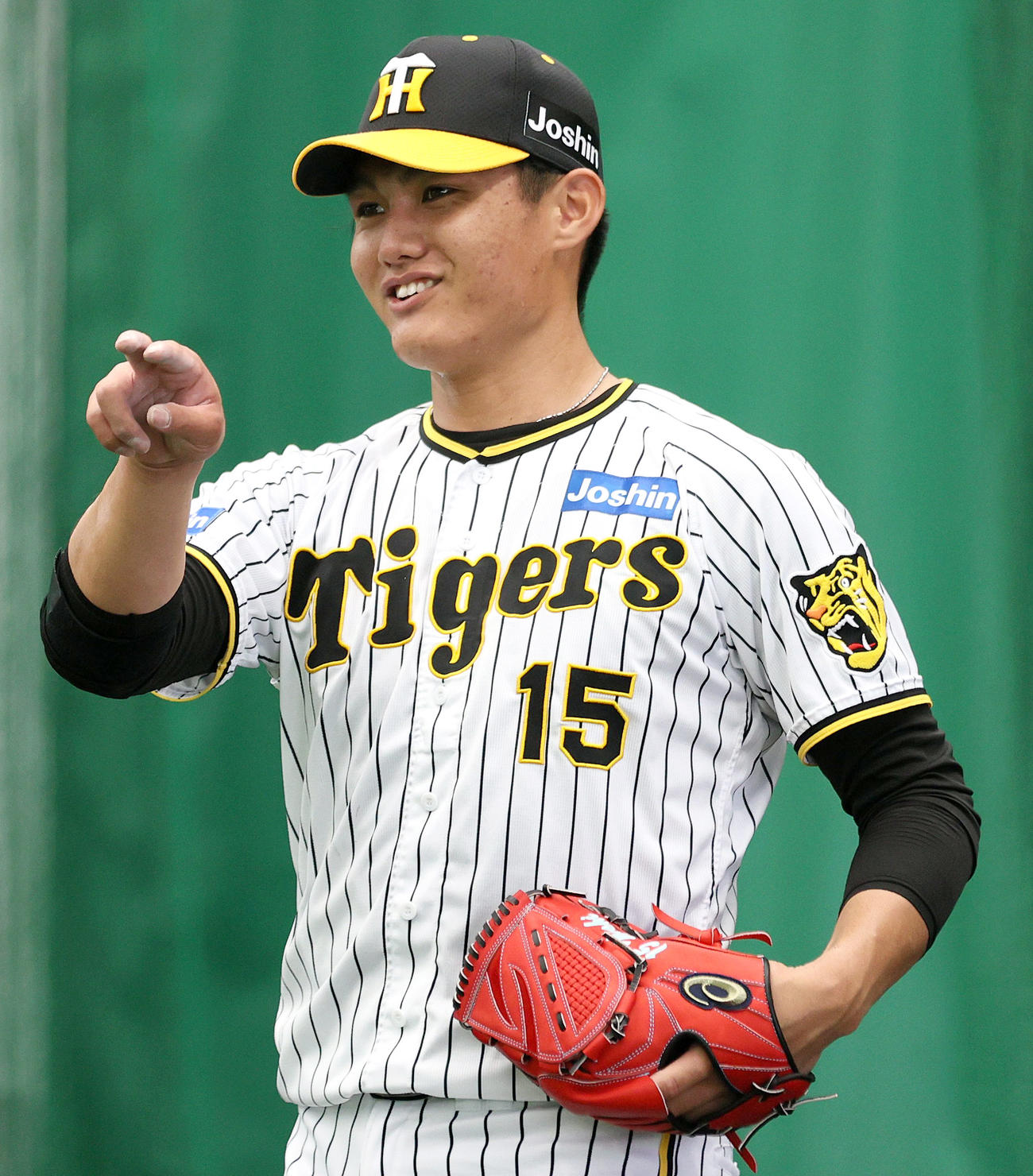 ブルペンで笑顔の西純（撮影・上山淳一）
