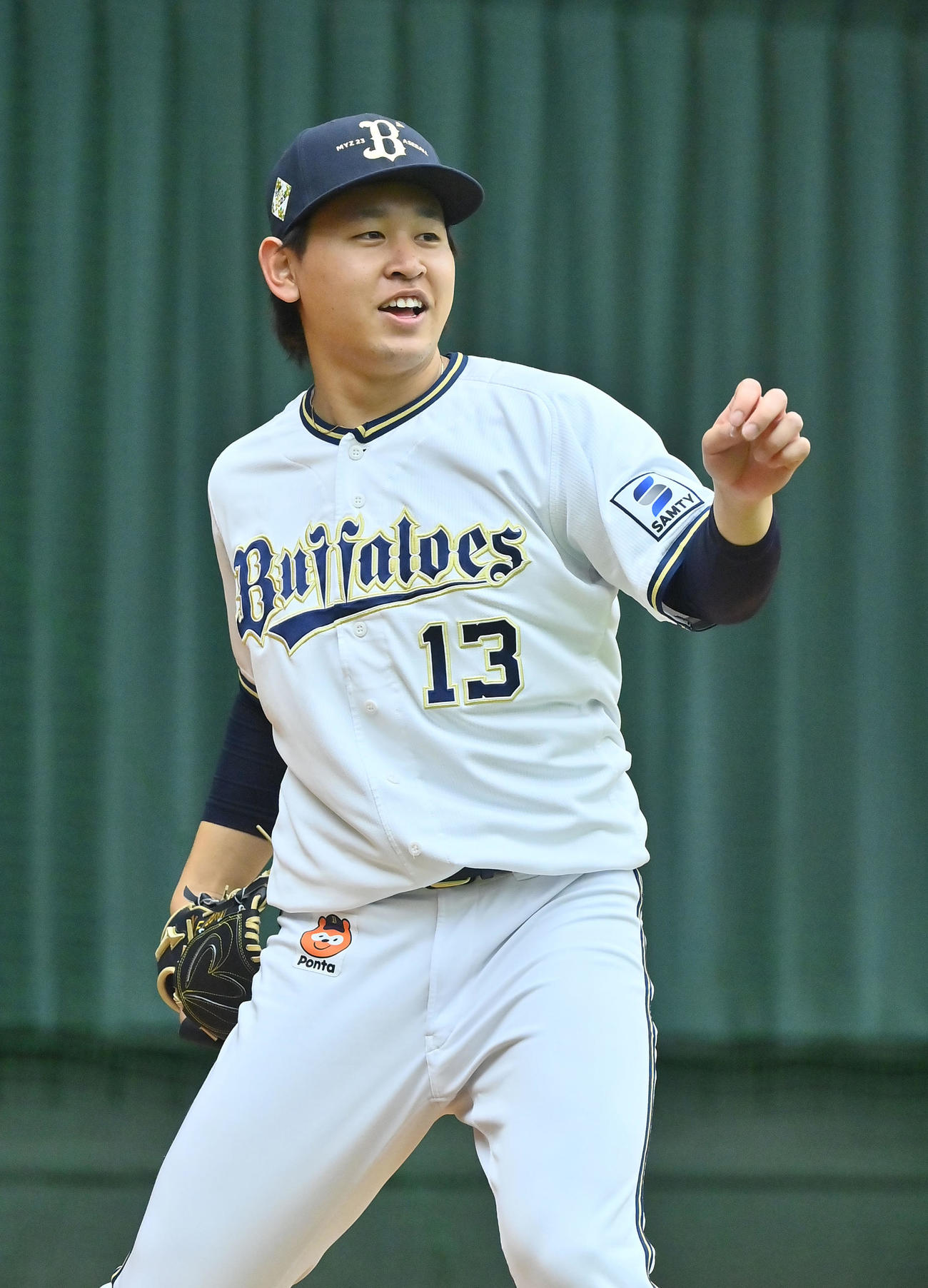 ブルペンで明るい表情を見せるオリックス宮城（撮影・和賀正仁）