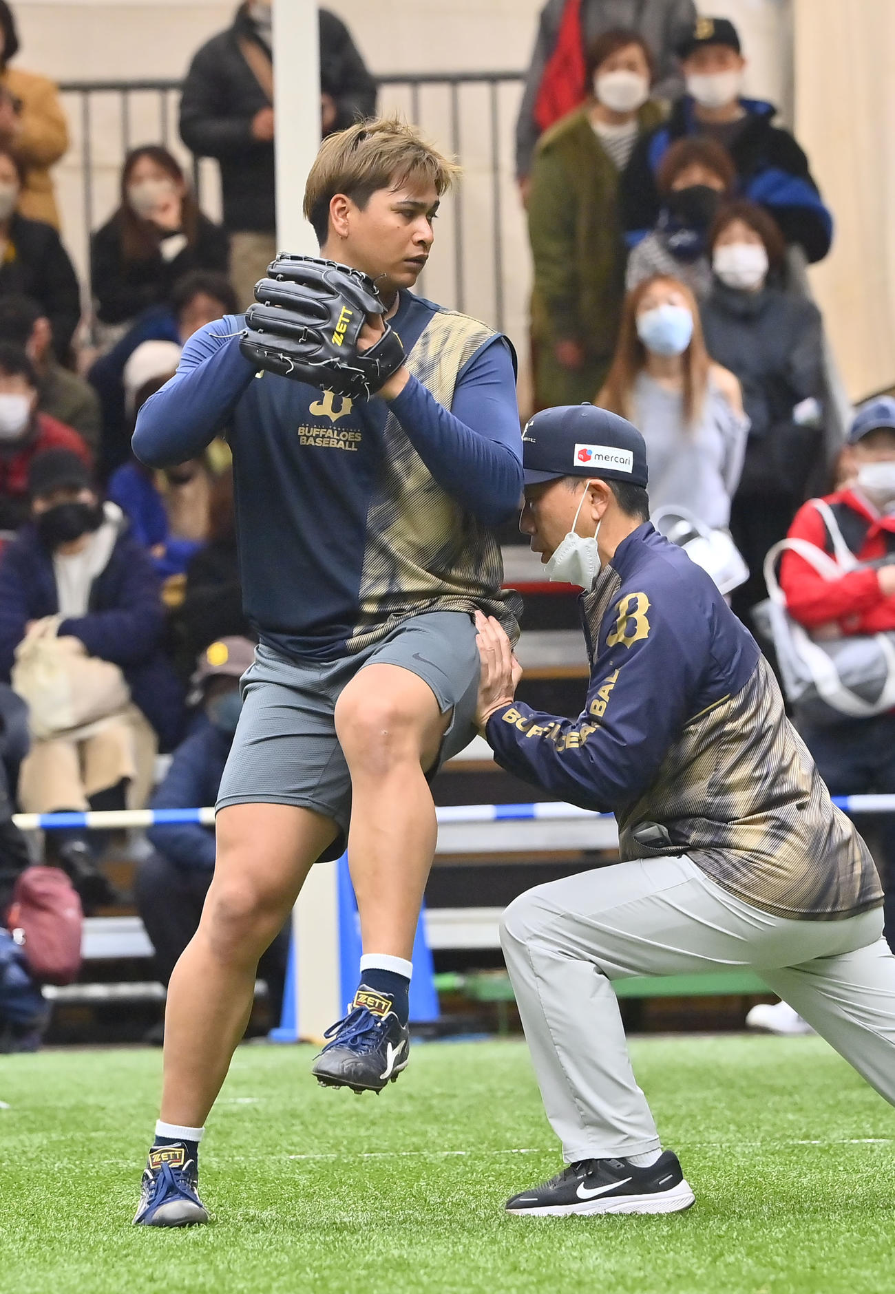 コーチから体重移動の指導を受けるオリックス宇田川（撮影・和賀正仁）