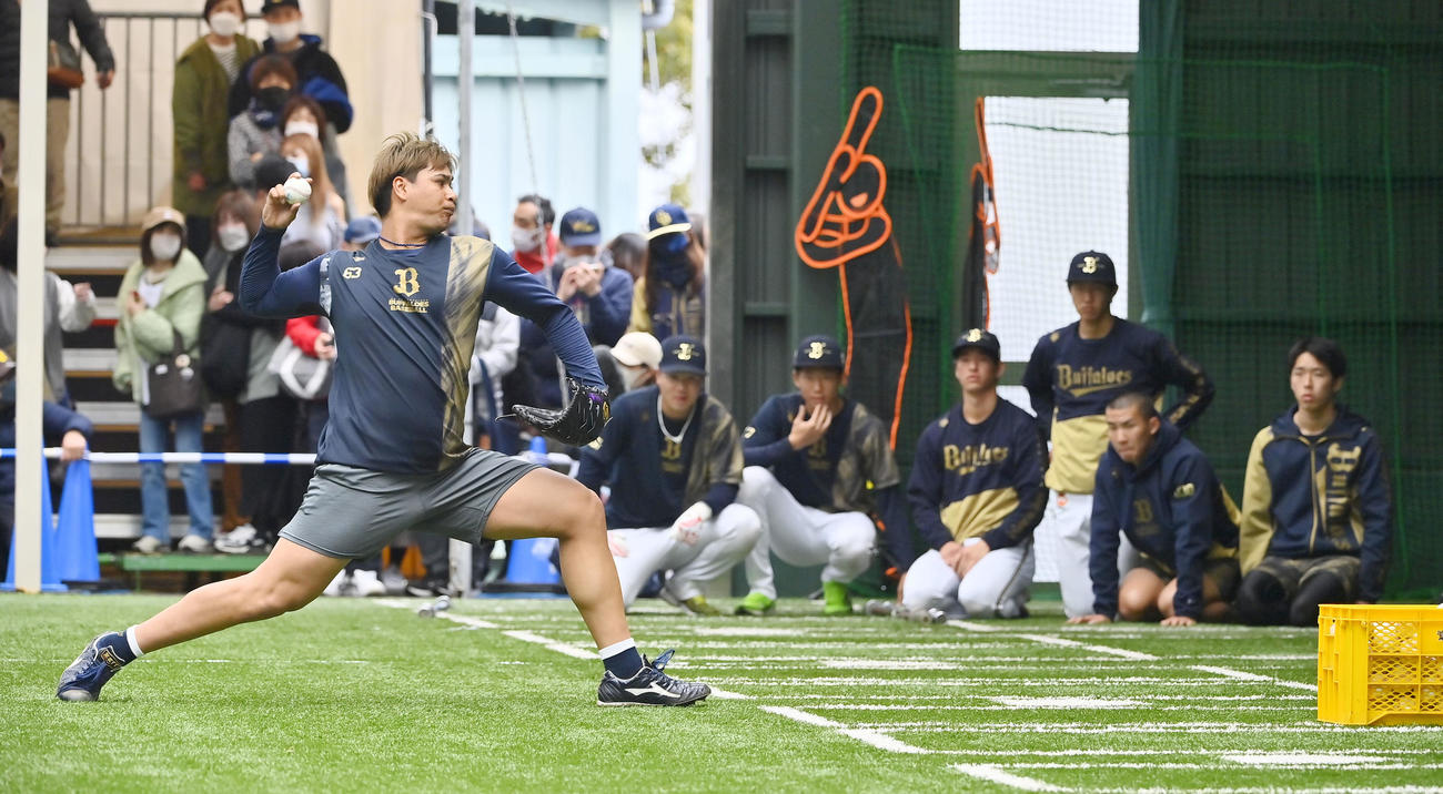 新人の注目を浴びながらネットスローをするオリックス宇田川（撮影・和賀正仁）