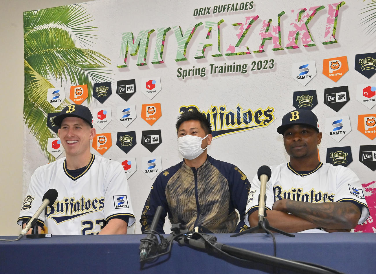 入団会見を行うオリックスのシュウィンデル（左）とコットン（撮影・和賀正仁）