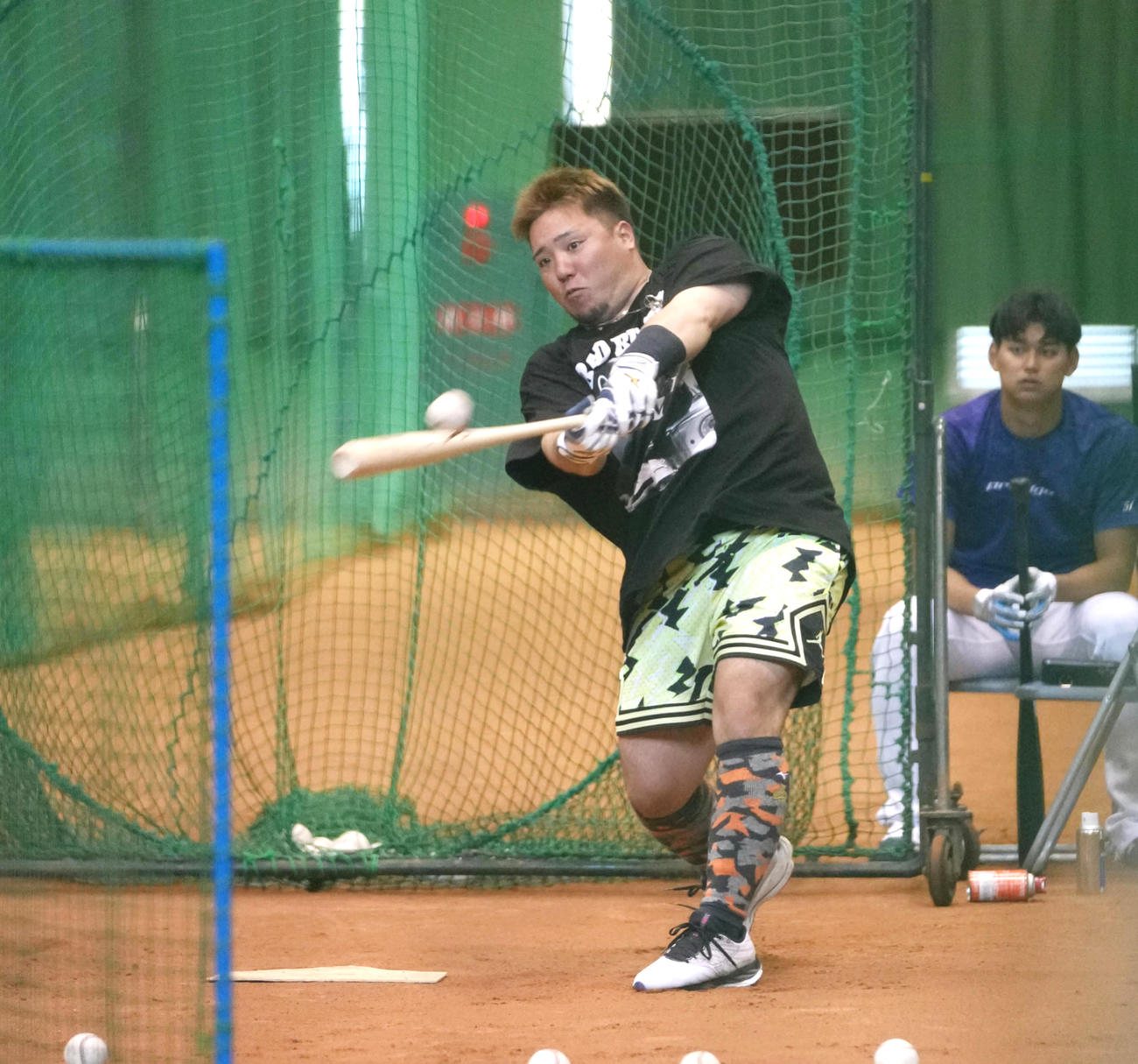休日返上で打撃練習する西武山川。後方は西川（撮影・小沢裕）