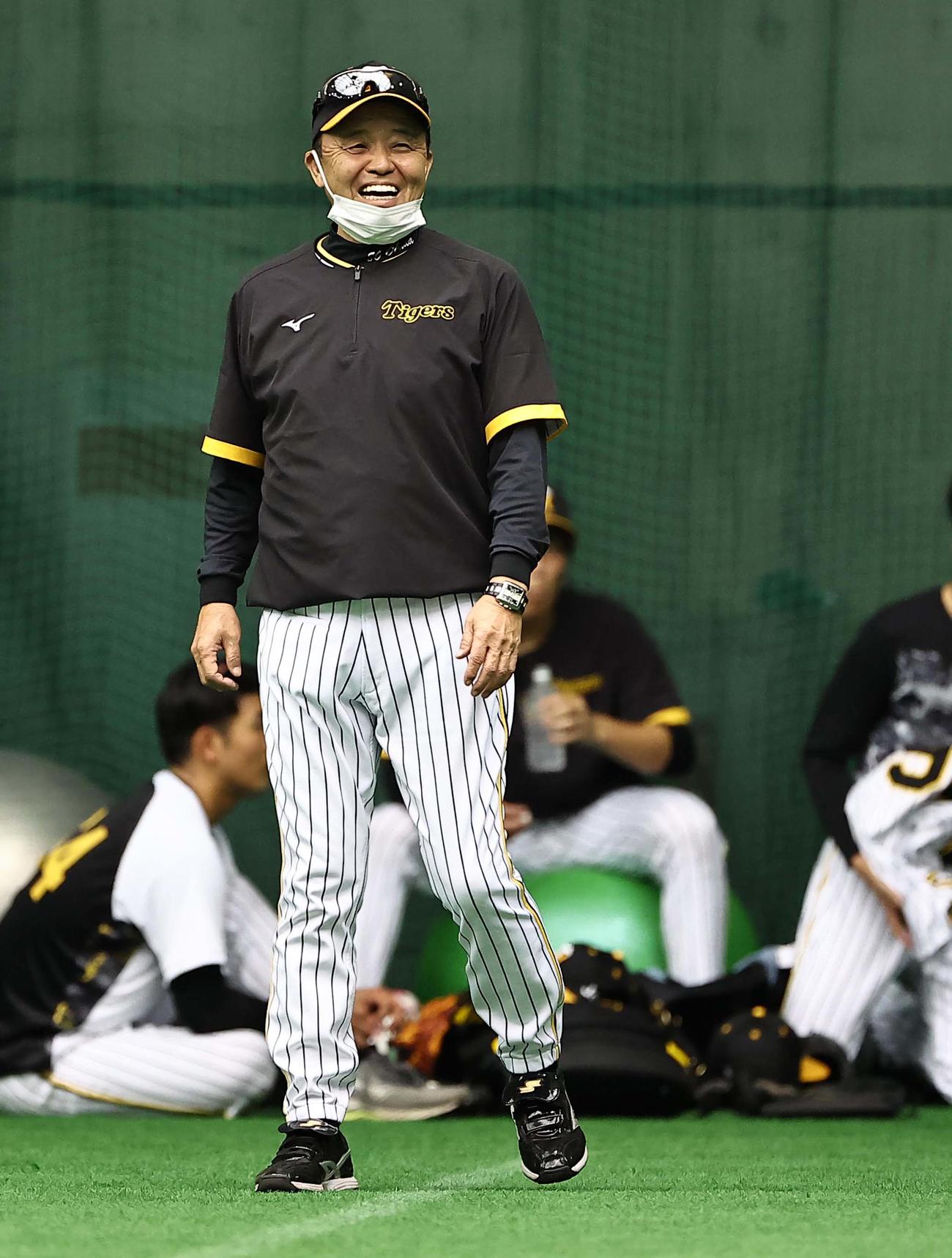 笑顔を見せる岡田監督（撮影・上田博志）