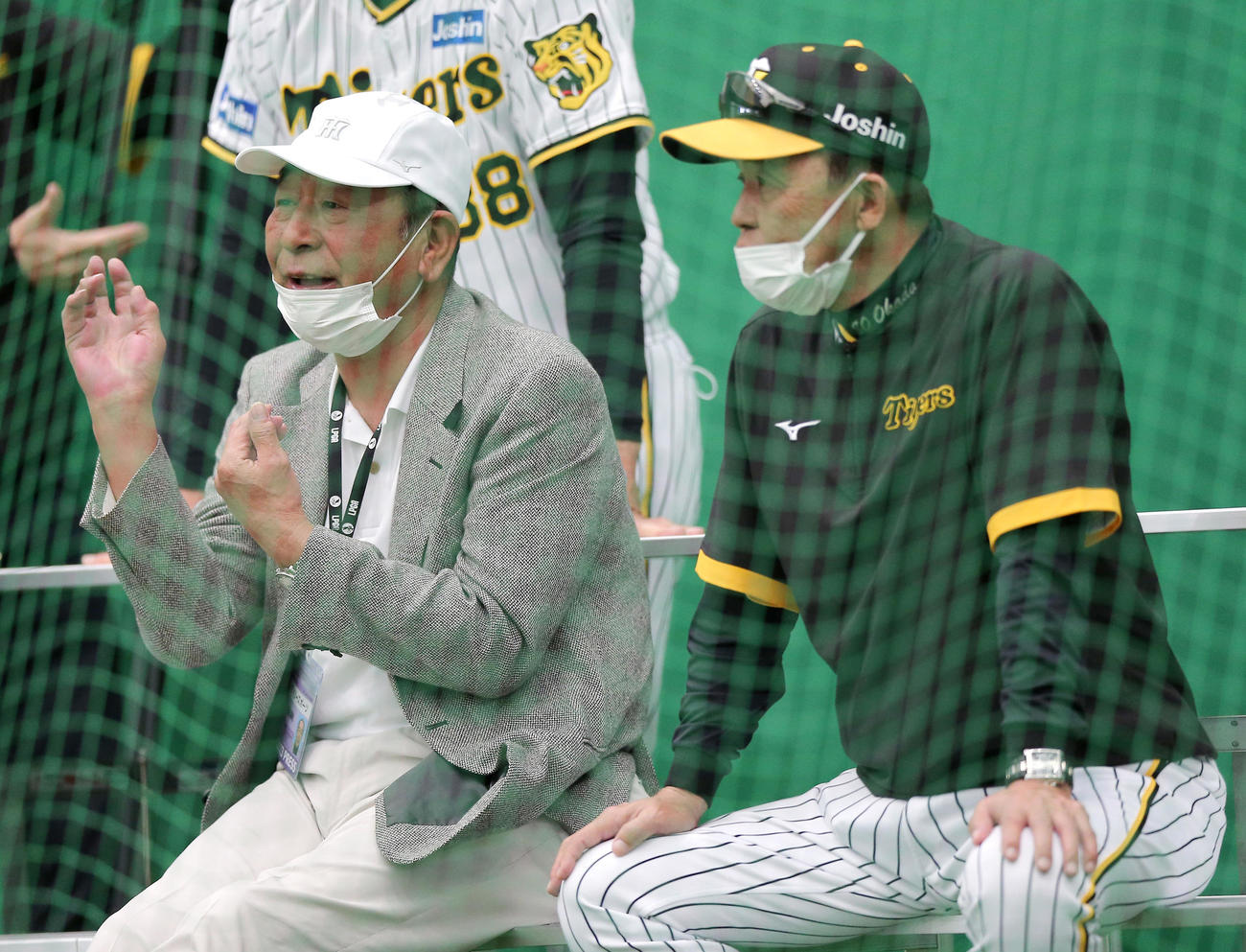 ブルペンで投げこむ西純を見る岡田監督（右）と佐藤義則氏（撮影・上山淳一）