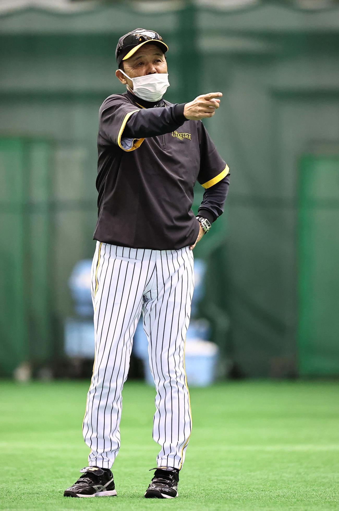 コーチ陣に指示を出す岡田監督（撮影・上田博志）
