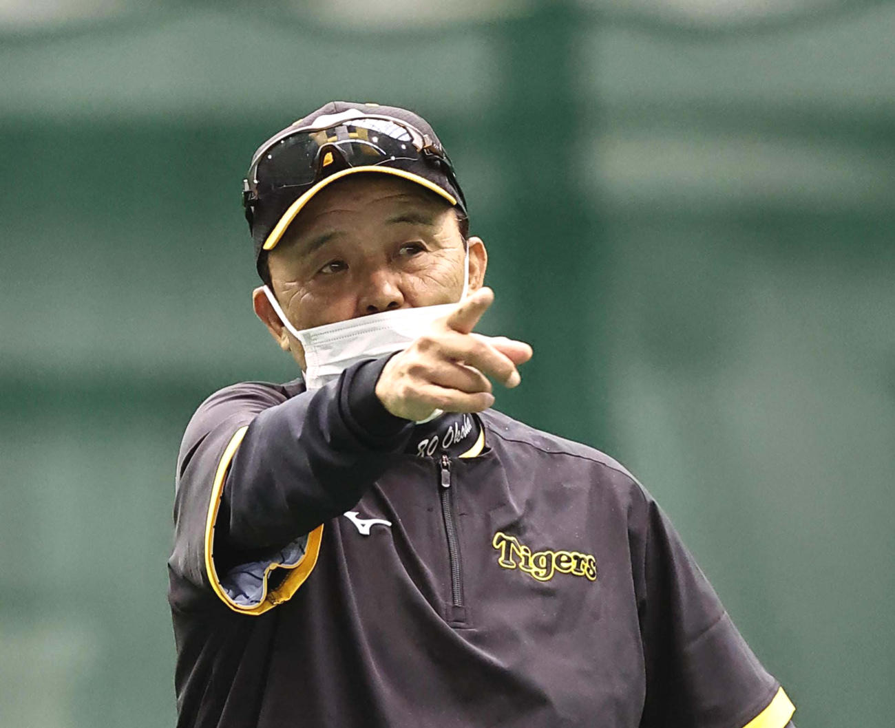 コーチ陣に指示を出す岡田監督（2月10日撮影・上田博志）