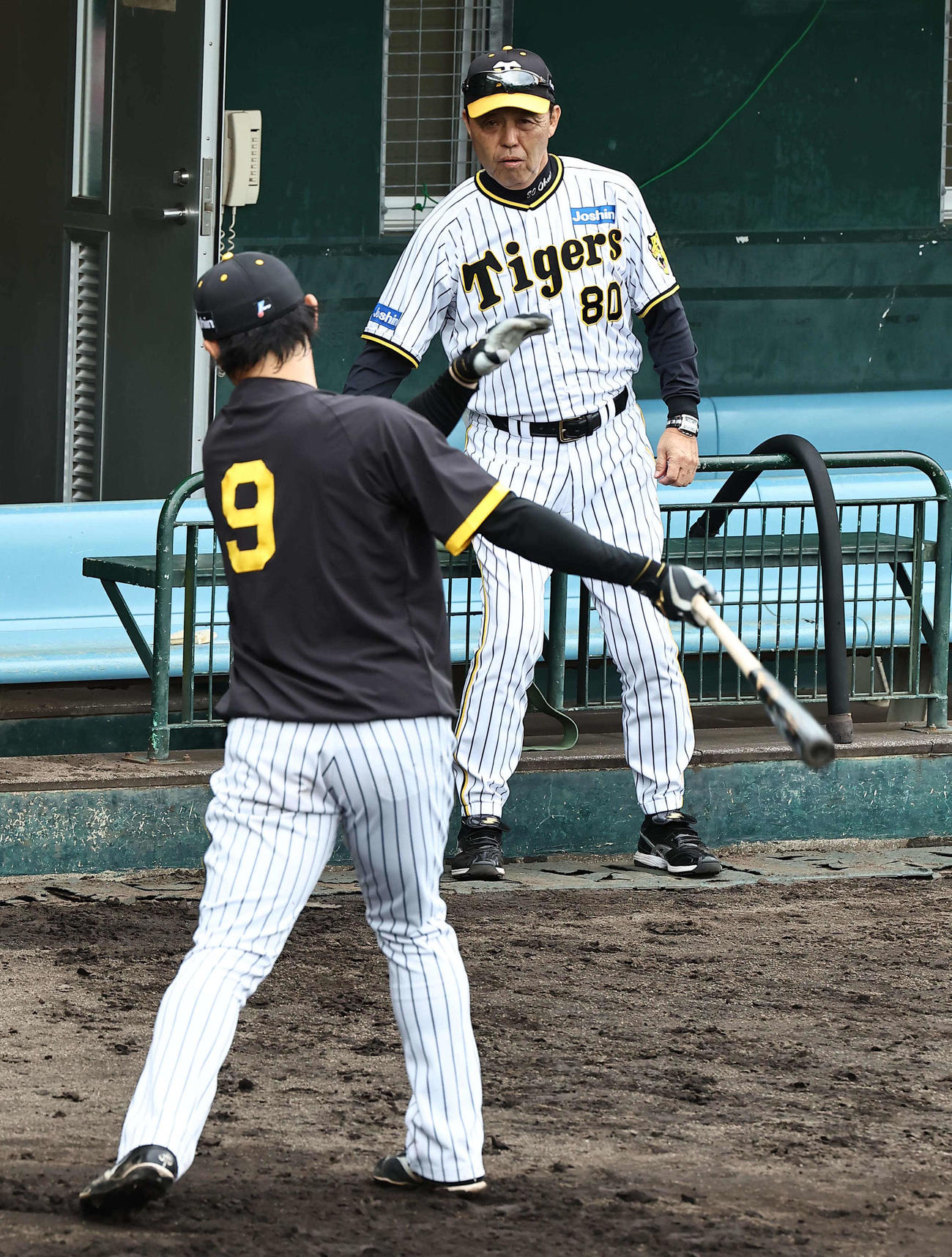 高山（左）を打撃指導する阪神岡田監督（撮影・上田博志）